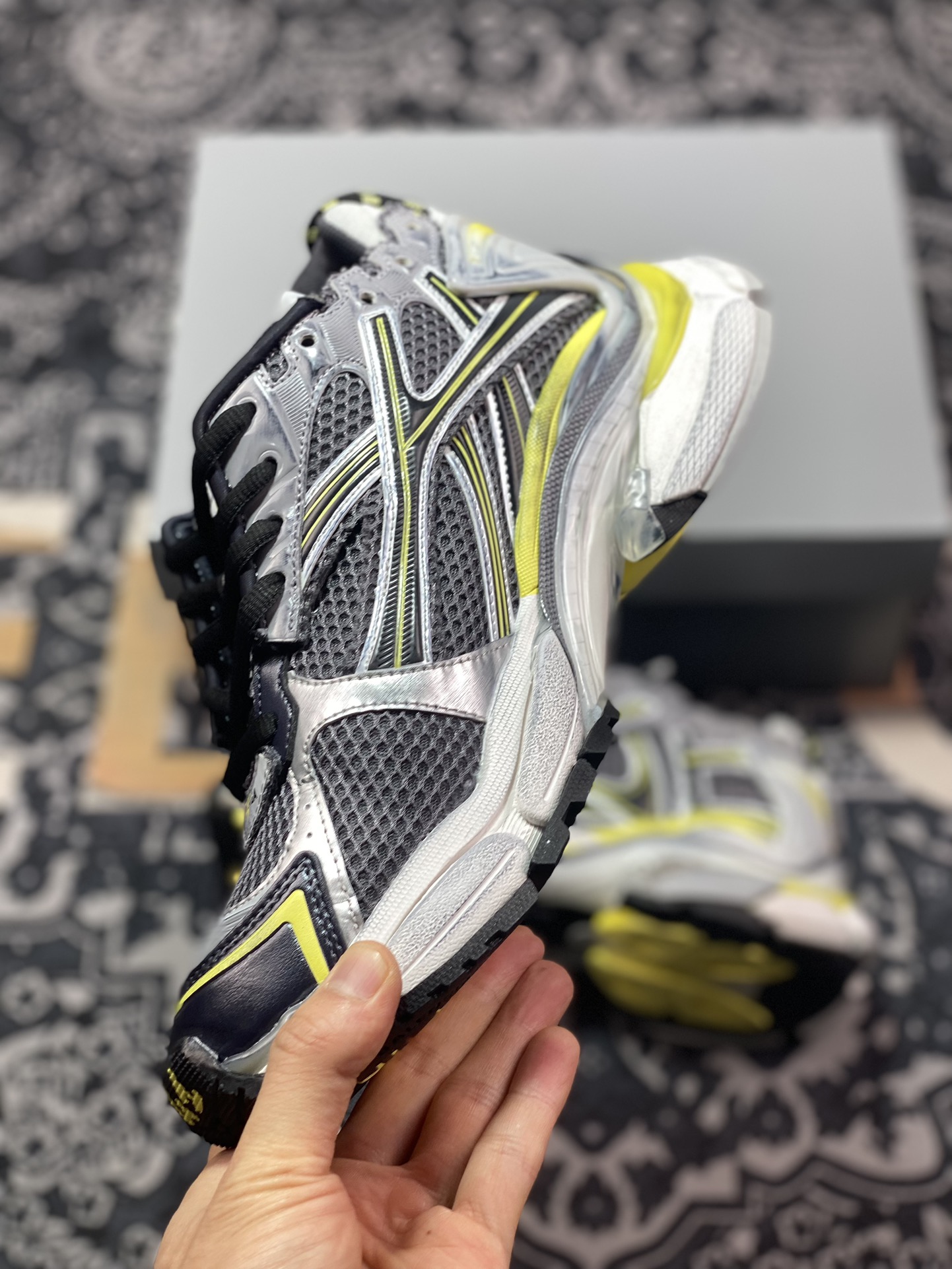 520 巴黎世家BALENCIAGA Runner Sneaker”Sliver/Black/Volt”慢跑鞋“解构破坏亮绿黑灰”772774 W3RMU 1279