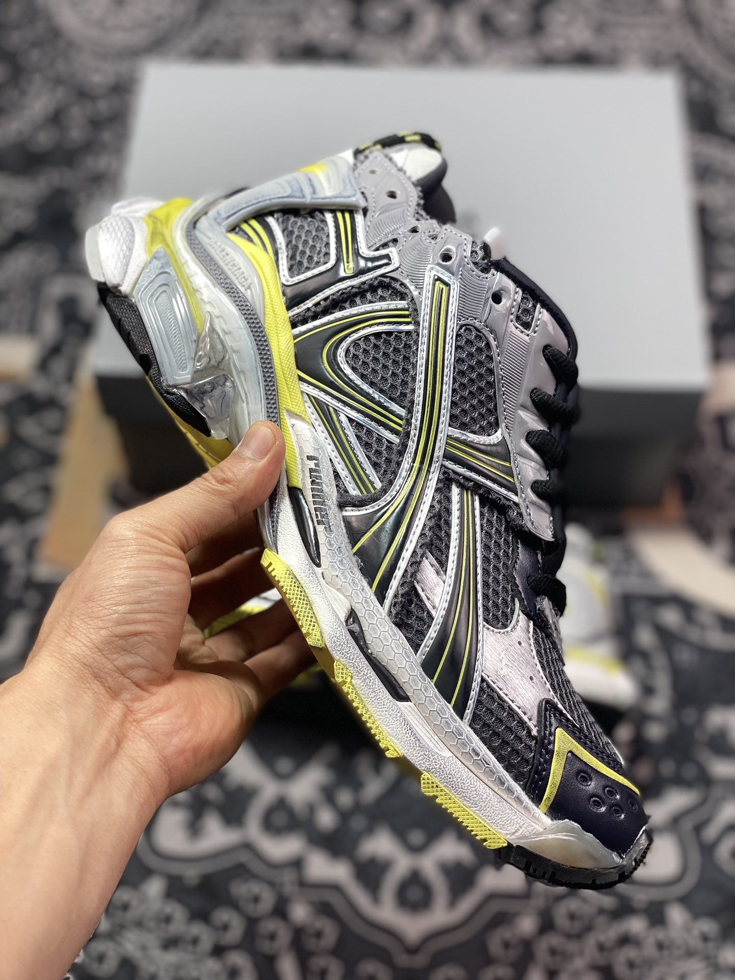 520 巴黎世家BALENCIAGA Runner Sneaker”Sliver/Black/Volt”慢跑鞋“解构破坏亮绿黑灰”772774 W3RMU 1279