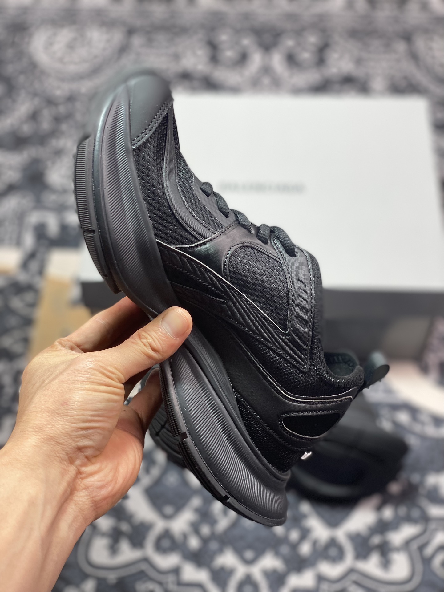 500 巴黎世家BALENCIAGA Circuit Sneakers 环道系列低帮慢跑鞋“网织武士黑白LOGO”793944 WFLGY 1000