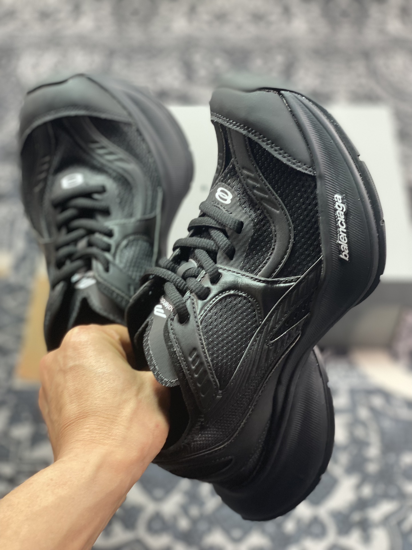 500 巴黎世家BALENCIAGA Circuit Sneakers 环道系列低帮慢跑鞋“网织武士黑白LOGO”793944 WFLGY 1000