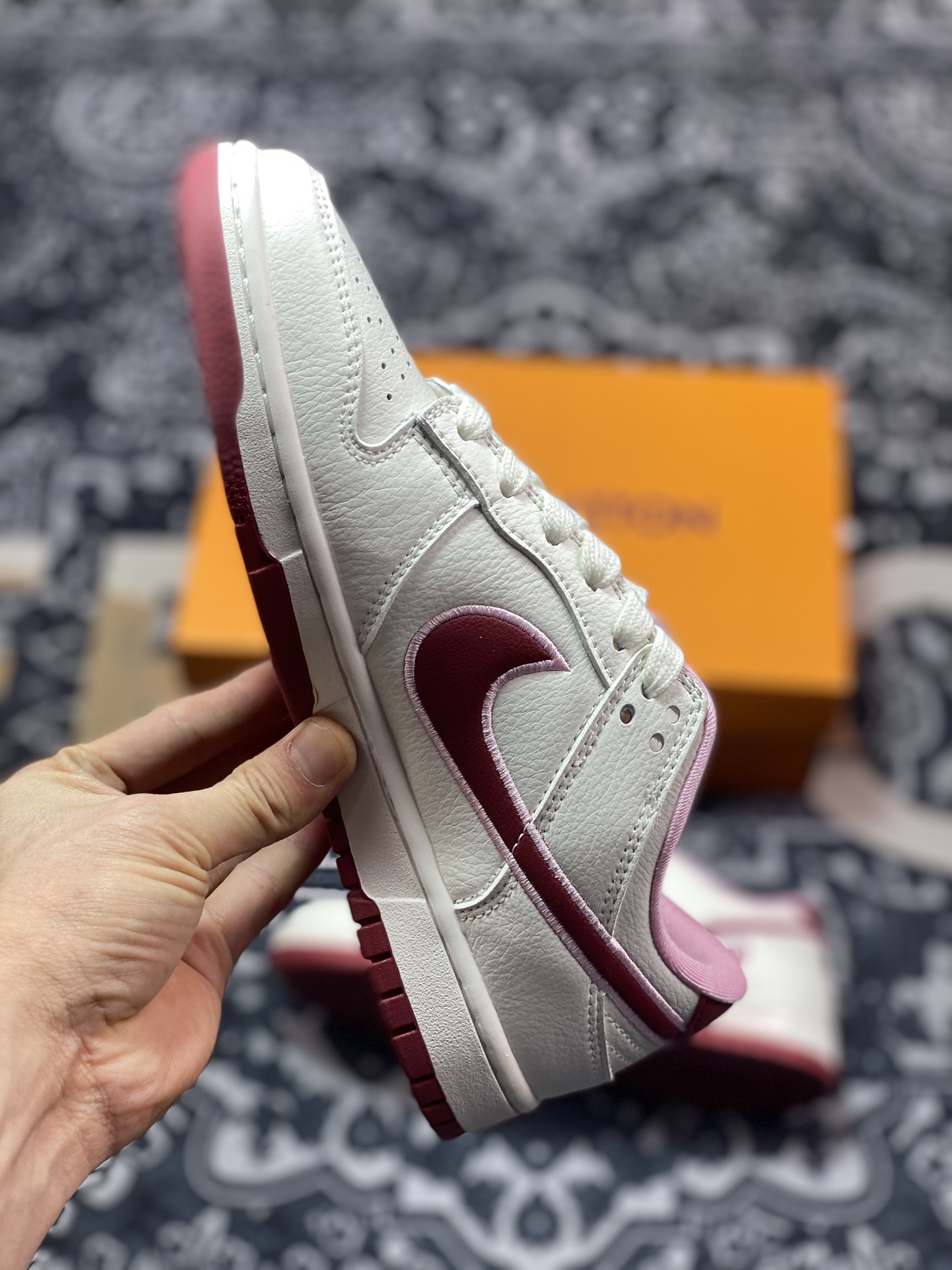 300 Louis Vuitton x Nike SB Dunk Low”Valentine’s Day/LV”扣篮板鞋“LV米白粉酒红樱桃情人节”XX2025-312