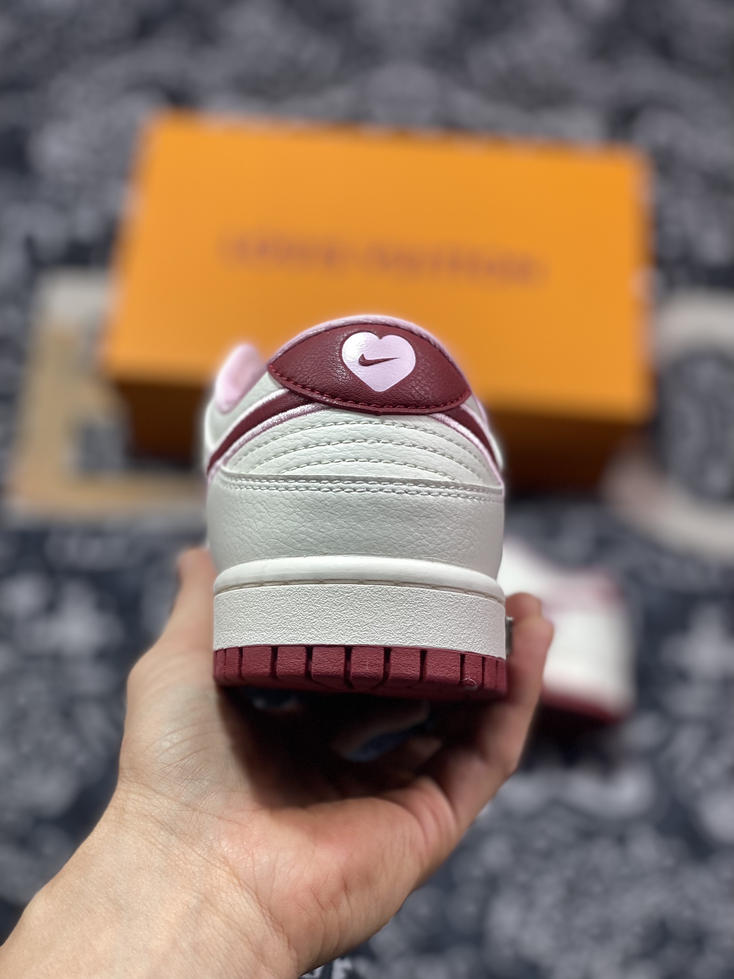 300 Louis Vuitton x Nike SB Dunk Low”Valentine’s Day/LV”扣篮板鞋“LV米白粉酒红樱桃情人节”XX2025-312