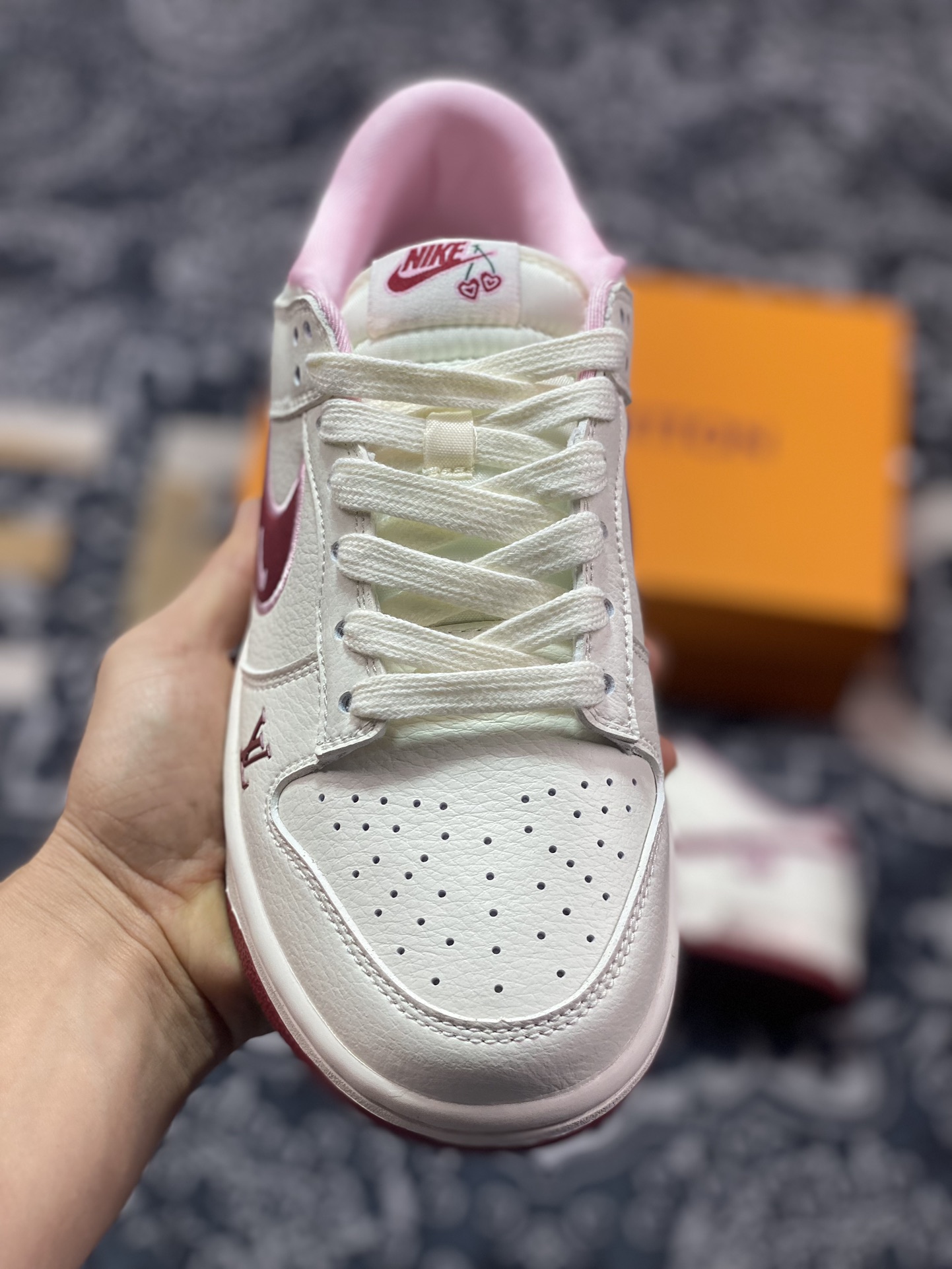 300 Louis Vuitton x Nike SB Dunk Low”Valentine’s Day/LV”扣篮板鞋“LV米白粉酒红樱桃情人节”XX2025-312