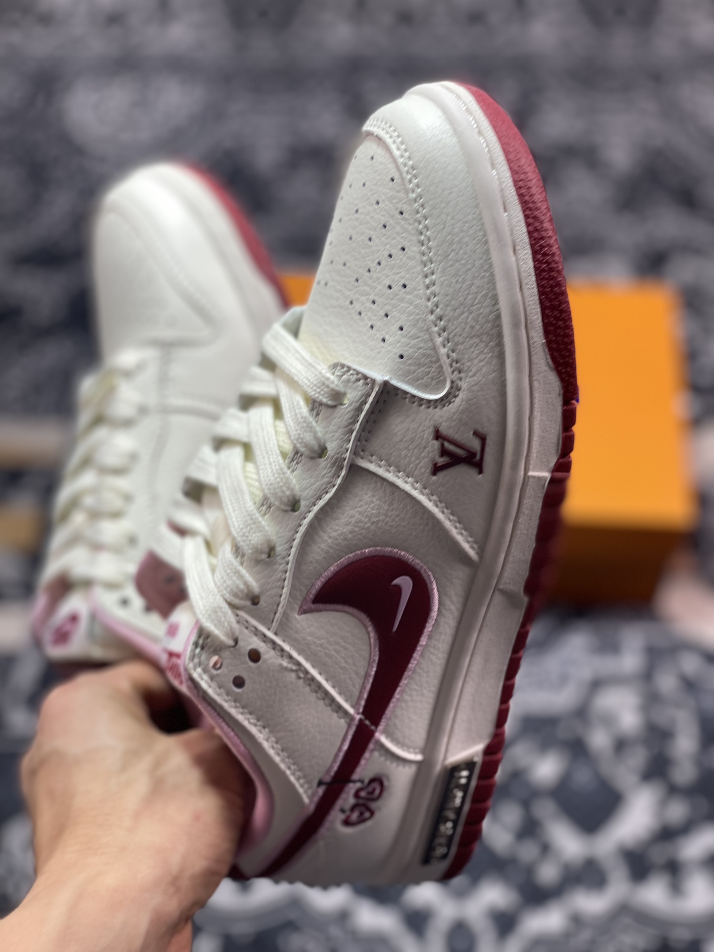 300 Louis Vuitton x Nike SB Dunk Low”Valentine’s Day/LV”扣篮板鞋“LV米白粉酒红樱桃情人节”XX2025-312