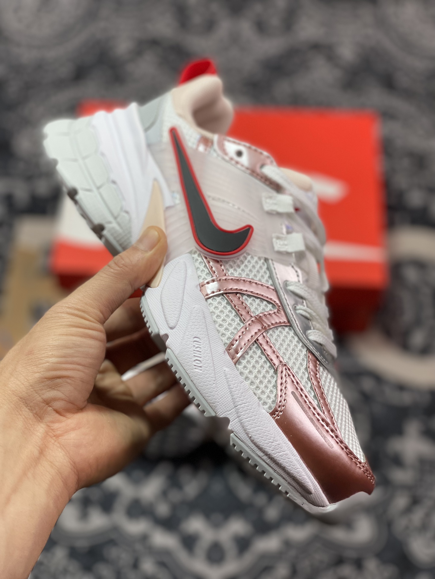 200 耐克Nike Wmns V2K Runtekk Low”Legend Pink”复古慢跑鞋“白银传奇粉红”HF9997-100