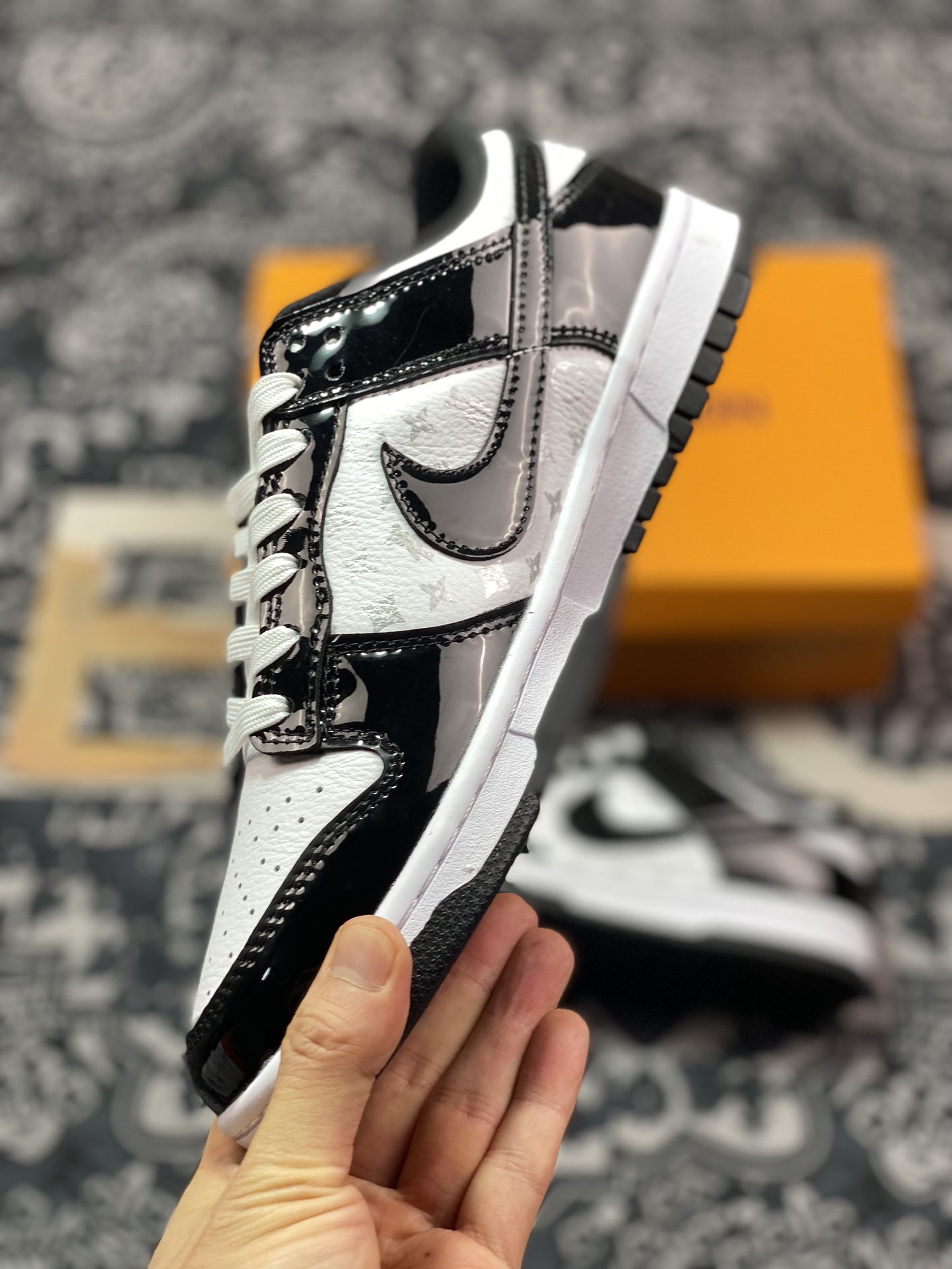 280 原装级别 NK Dunk Low Retro ”DIY高端定制” LV暴力熊白黑漆皮 DQ1098-358