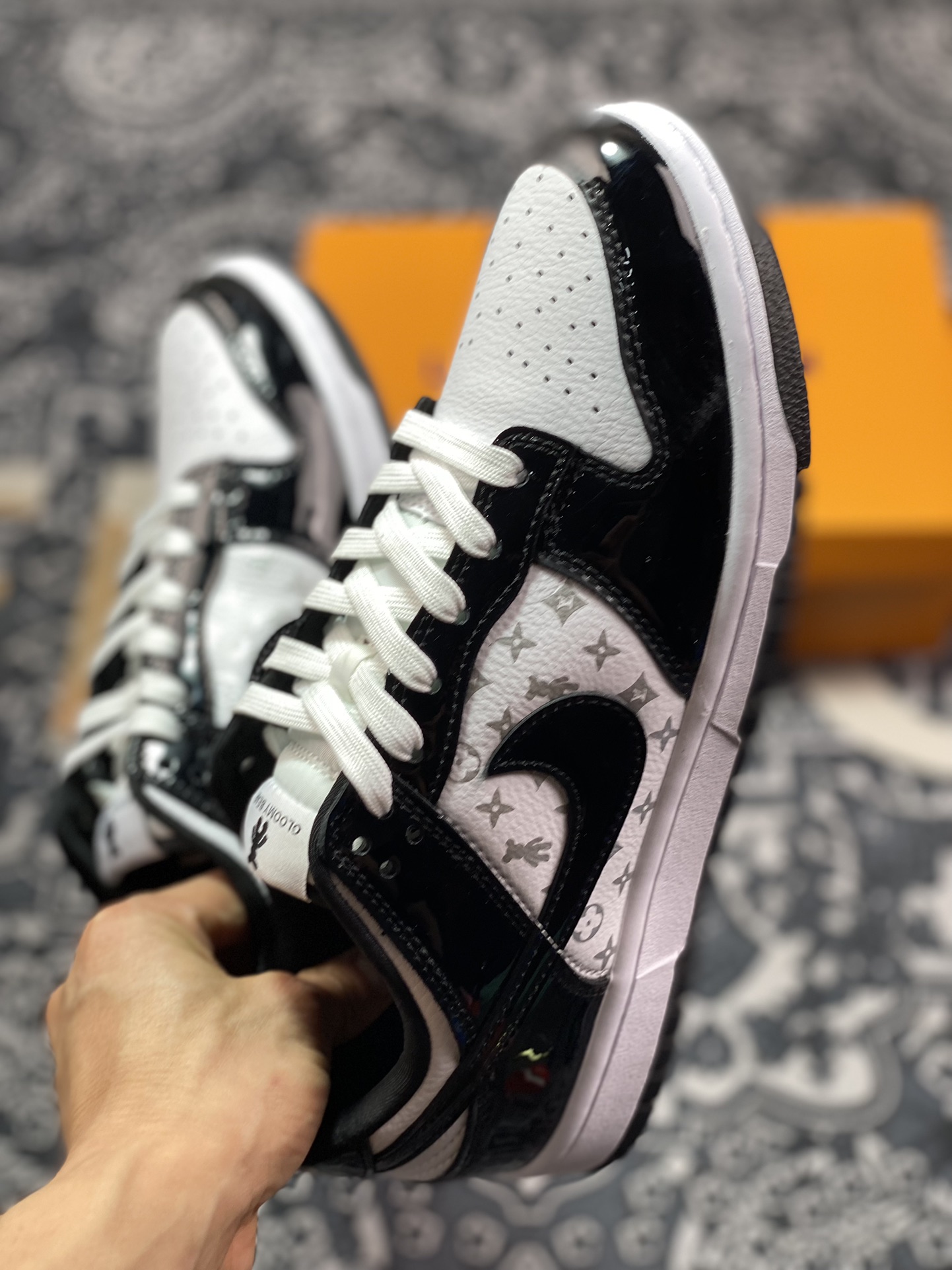 280 原装级别 NK Dunk Low Retro ”DIY高端定制” LV暴力熊白黑漆皮 DQ1098-358