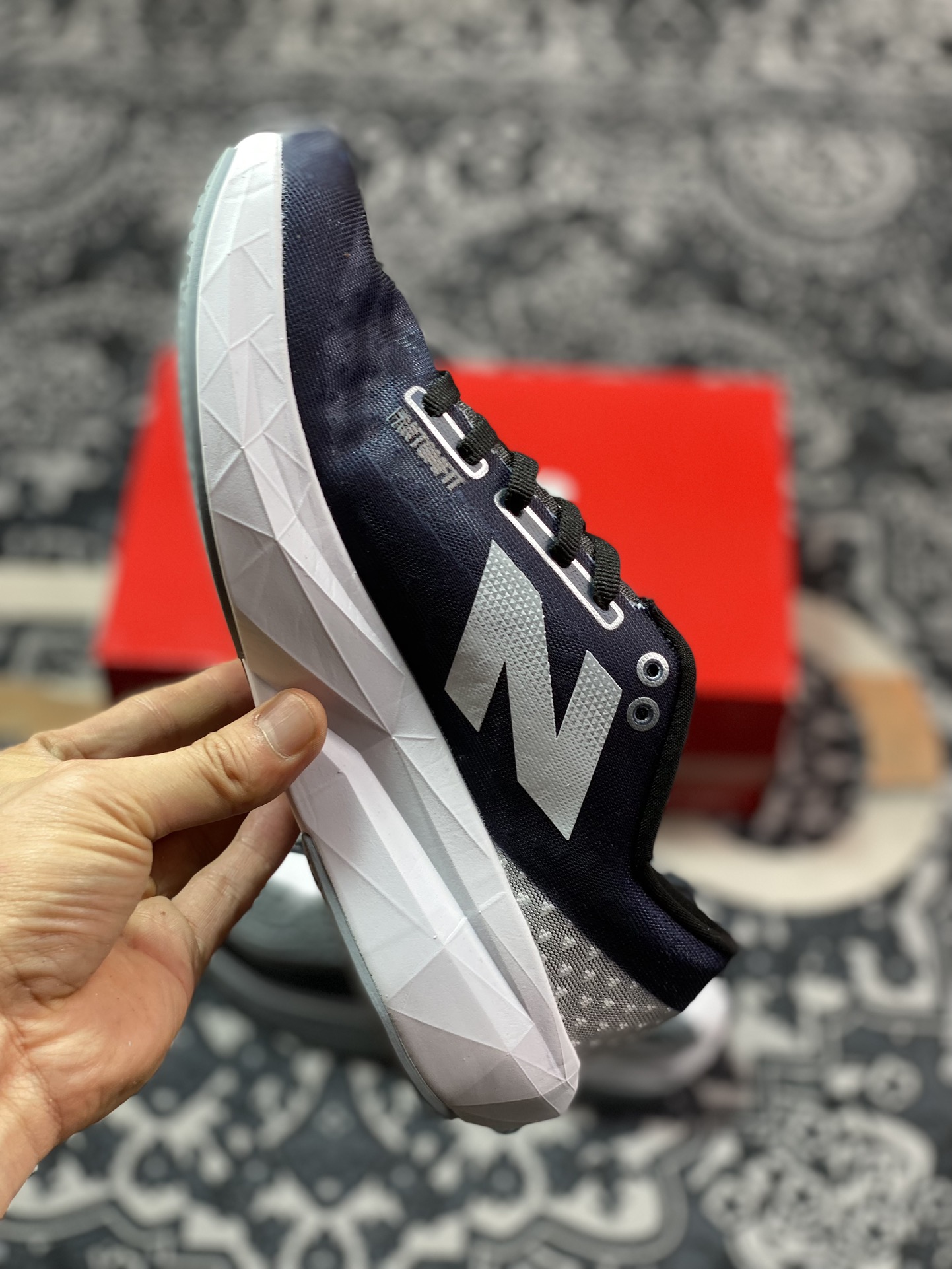 200 新百伦New Balance FuelCell Rebel v4 Preview 叛逆者v4系列慢跑鞋“网纱黑白灰”MFCXLK4