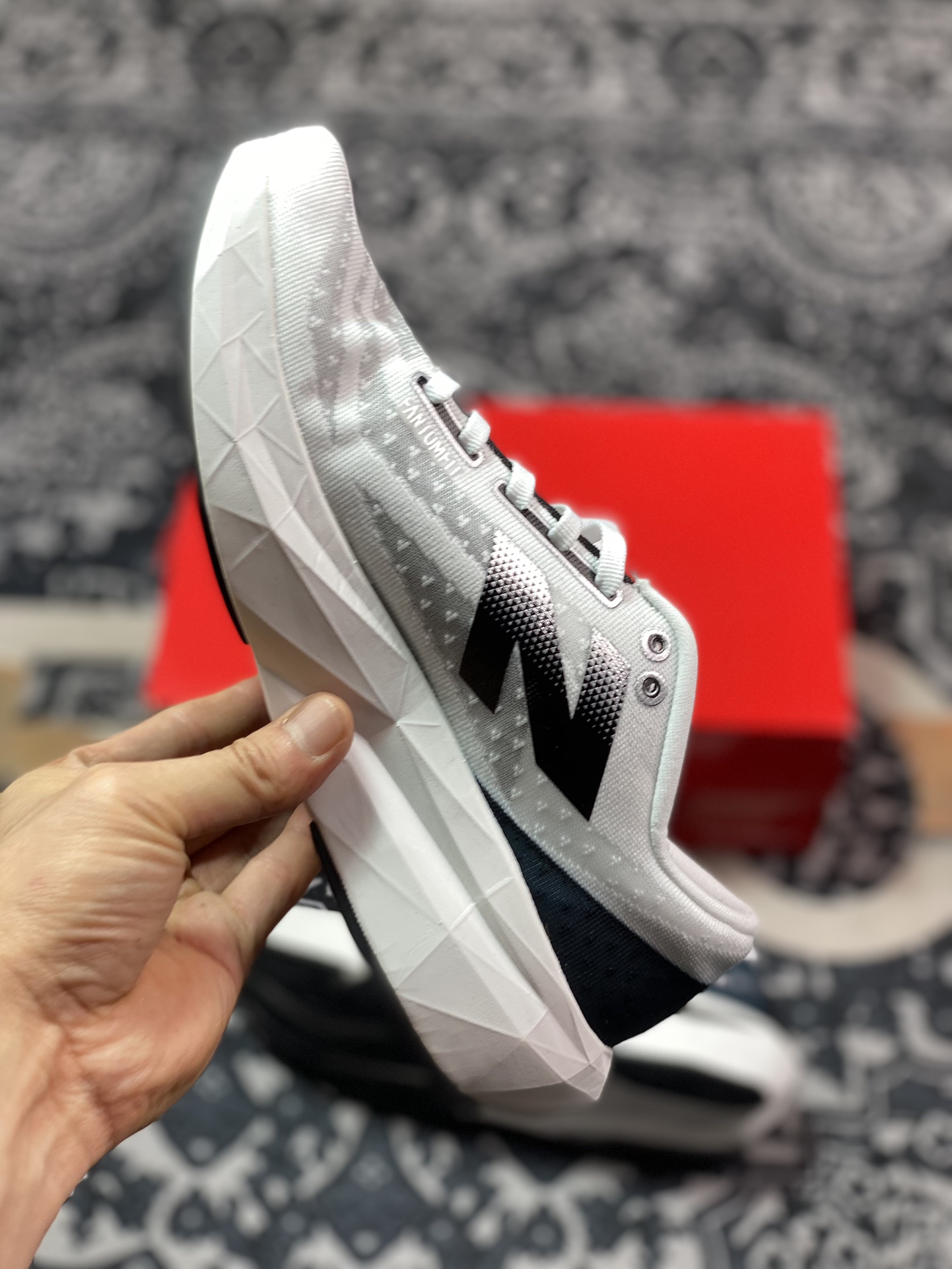 200 新百伦New Balance FuelCell Rebel v4 Preview 叛逆者慢跑鞋“网纱白黑灰”MRCELK4