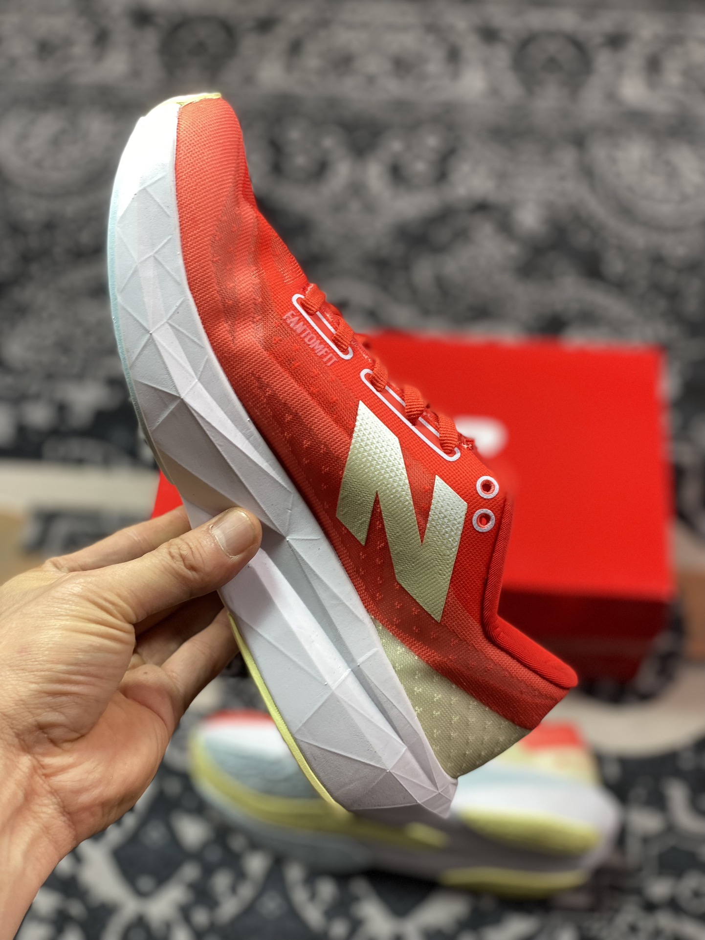 200 New Balance FuelCell Rebel v4 Preview 叛逆者慢跑鞋“网纱桔红浅黄”WFCXLR4