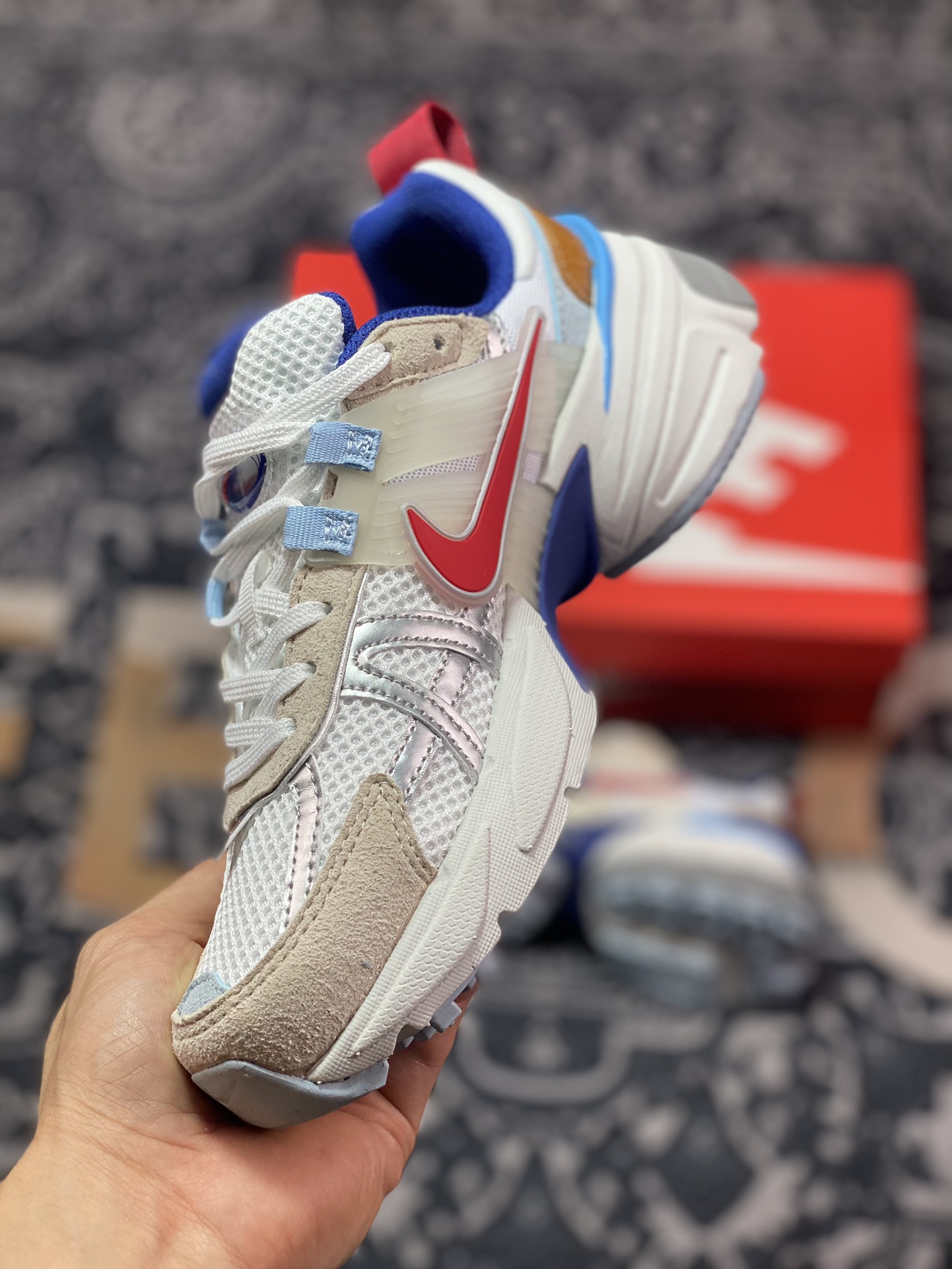 200 耐克Nike Wmns V2K Runtekk Low”White Red Blue”复古慢跑鞋“白银灰蓝红”HF5724-061