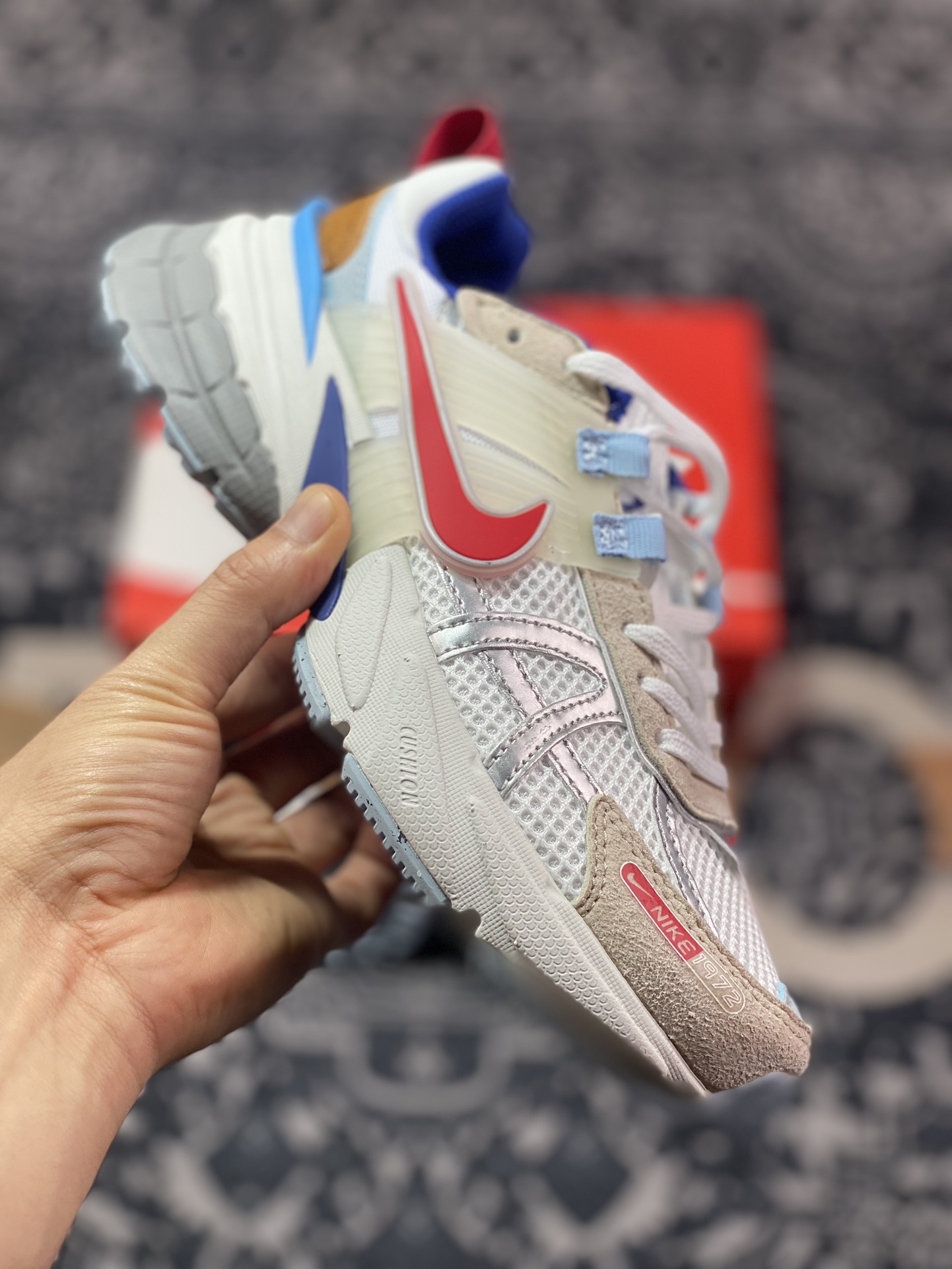 200 耐克Nike Wmns V2K Runtekk Low”White Red Blue”复古慢跑鞋“白银灰蓝红”HF5724-061