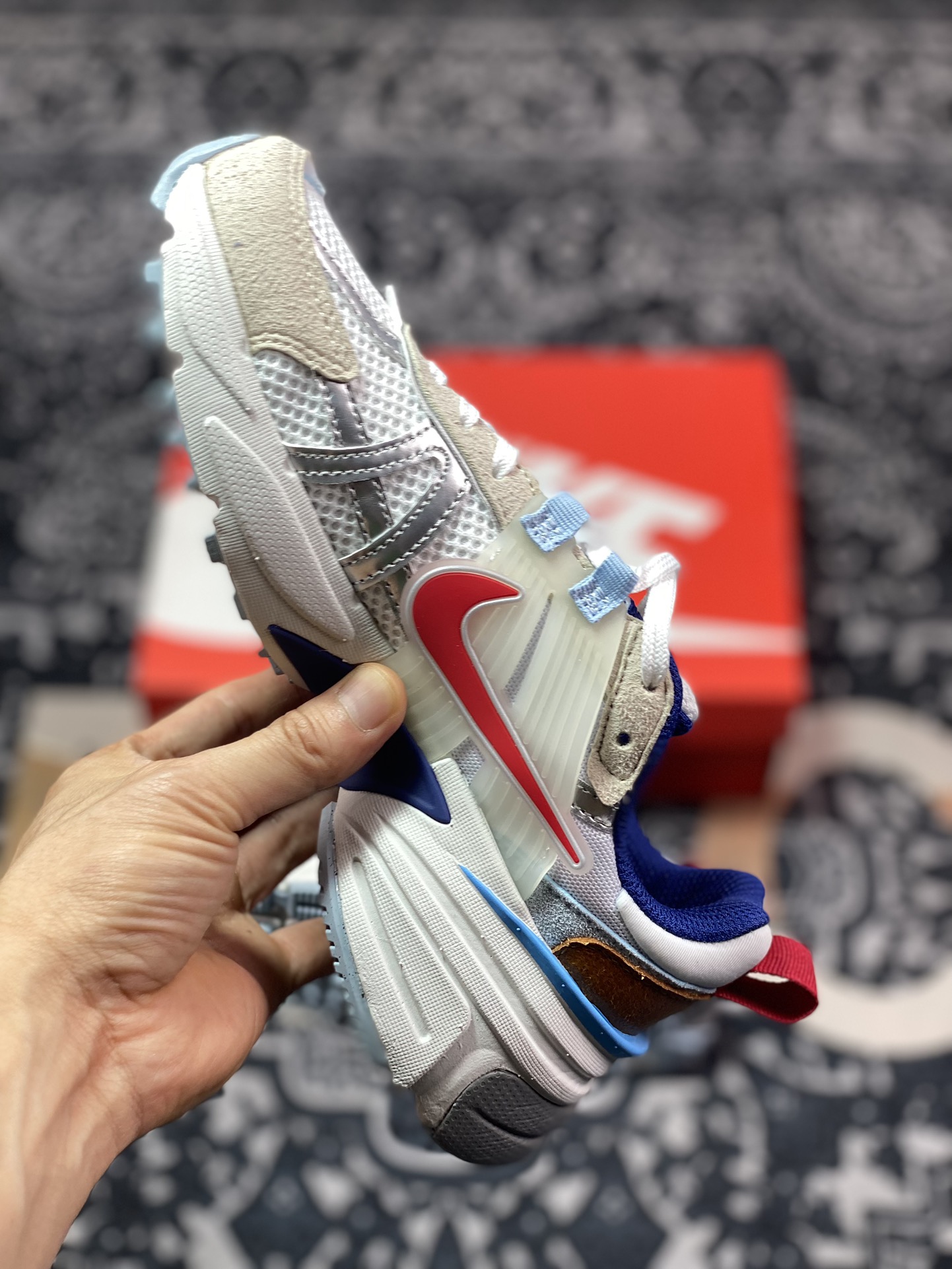 200 耐克Nike Wmns V2K Runtekk Low”White Red Blue”复古慢跑鞋“白银灰蓝红”HF5724-061