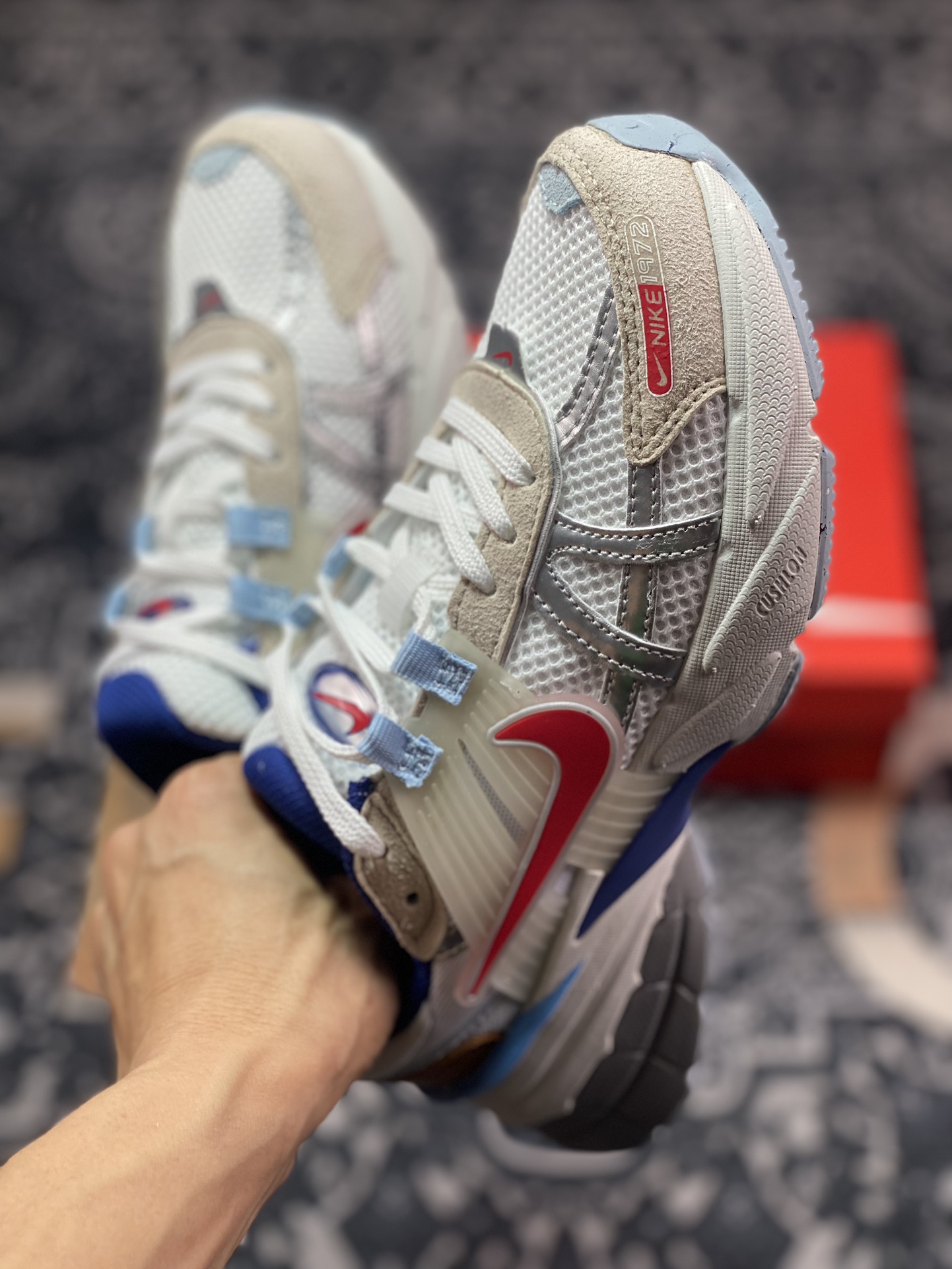 200 耐克Nike Wmns V2K Runtekk Low”White Red Blue”复古慢跑鞋“白银灰蓝红”HF5724-061