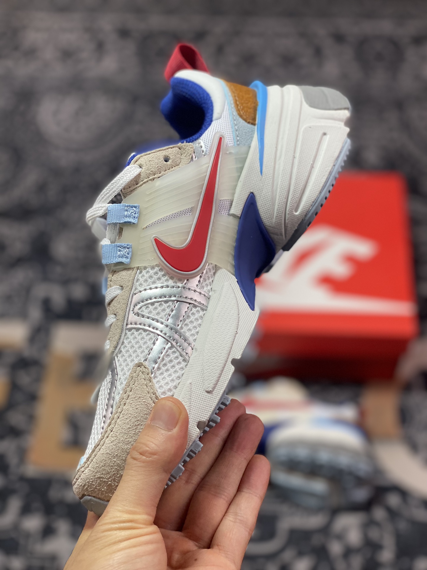 200 耐克Nike Wmns V2K Runtekk Low”White Red Blue”复古慢跑鞋“白银灰蓝红”HF5724-061