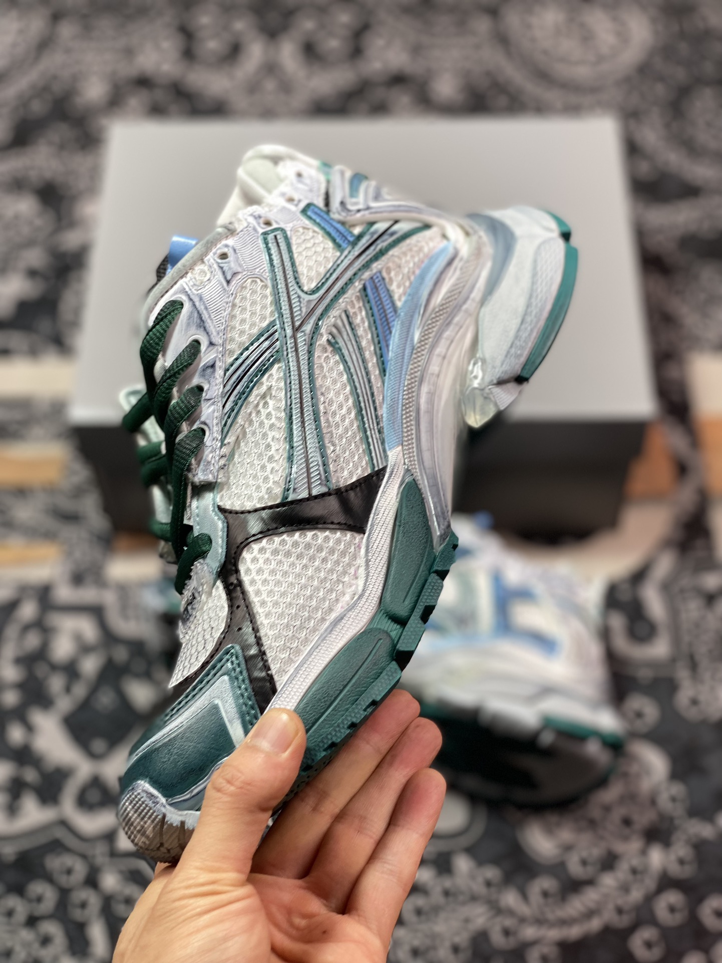 500 巴黎世家BALENCIAGA Runner Sneaker”White/Acid Blue”2.0慢跑鞋“2.0解构破坏白湖水蓝”772774 W3RMU 9034