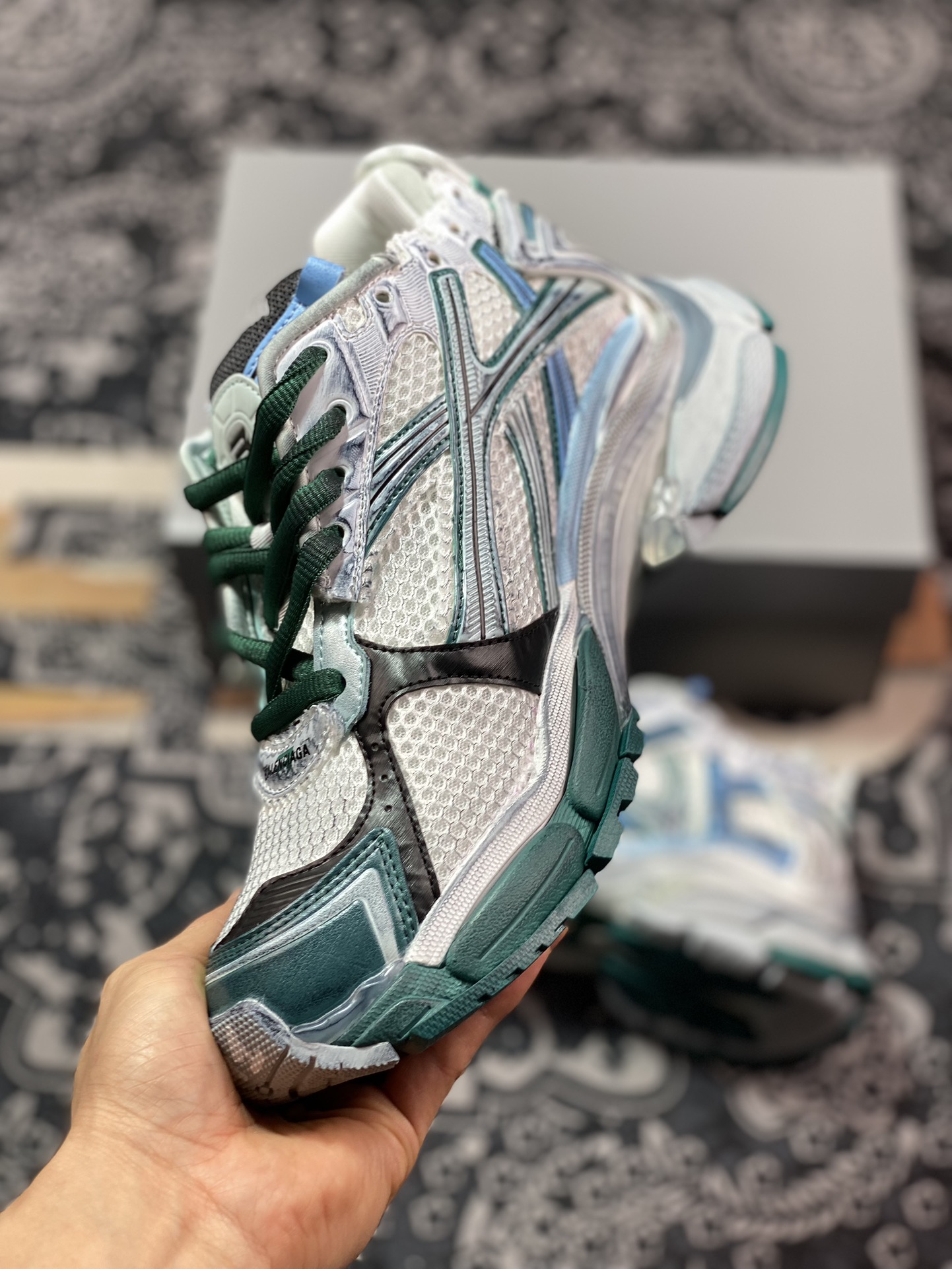 500 巴黎世家BALENCIAGA Runner Sneaker”White/Acid Blue”2.0慢跑鞋“2.0解构破坏白湖水蓝”772774 W3RMU 9034