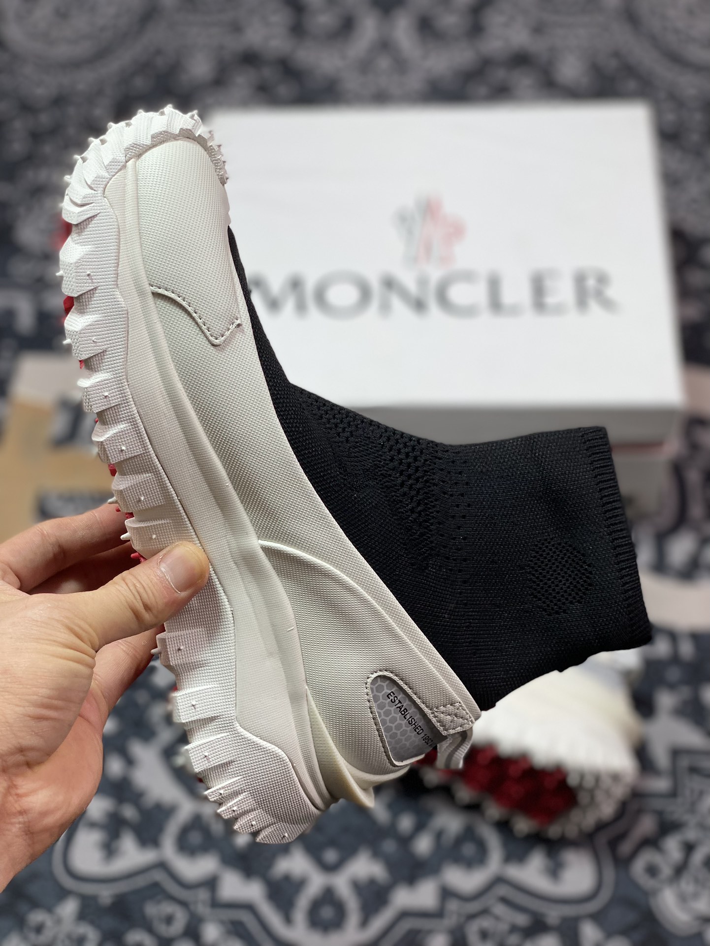 380 Moncler Trailgrip Knit Gore-Tex 越野旅行系列高帮运动鞋“针织米白黑”J109B4M00050M3809