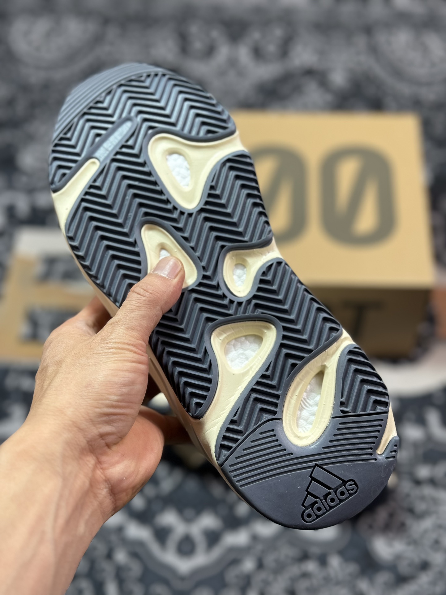 240 原装级别 AD 阿迪 YEEZY Boost 700V2 侃爷椰子700  EG7596