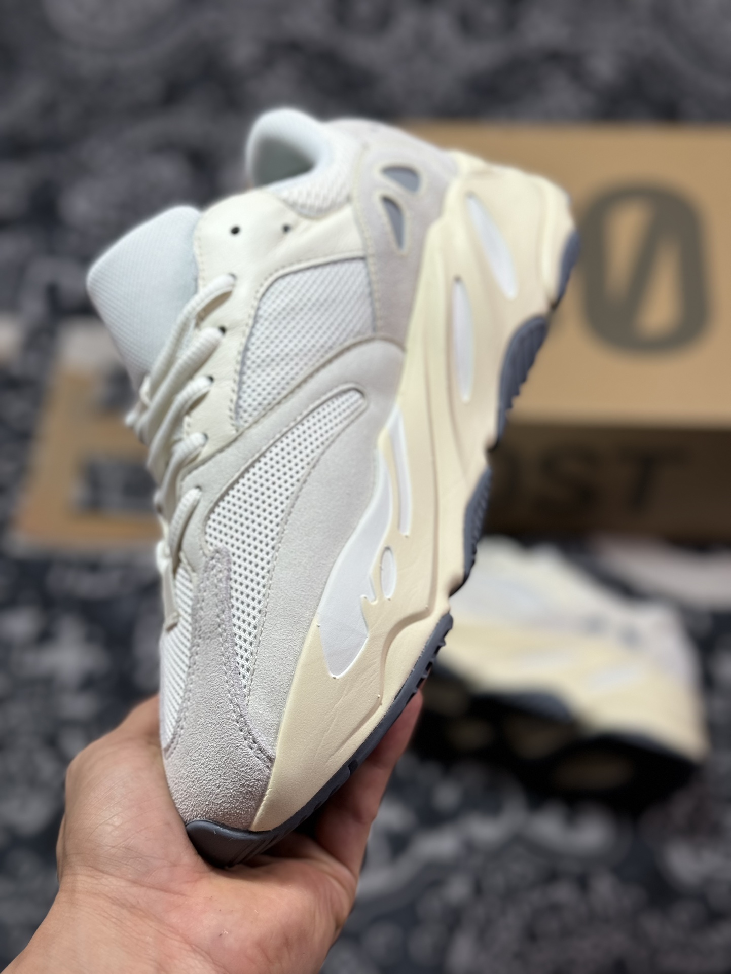 240 原装级别 AD 阿迪 YEEZY Boost 700V2 侃爷椰子700  EG7596