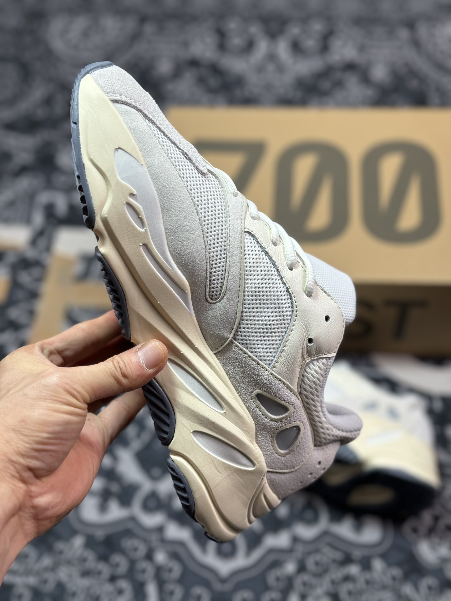 240 原装级别 AD 阿迪 YEEZY Boost 700V2 侃爷椰子700  EG7596