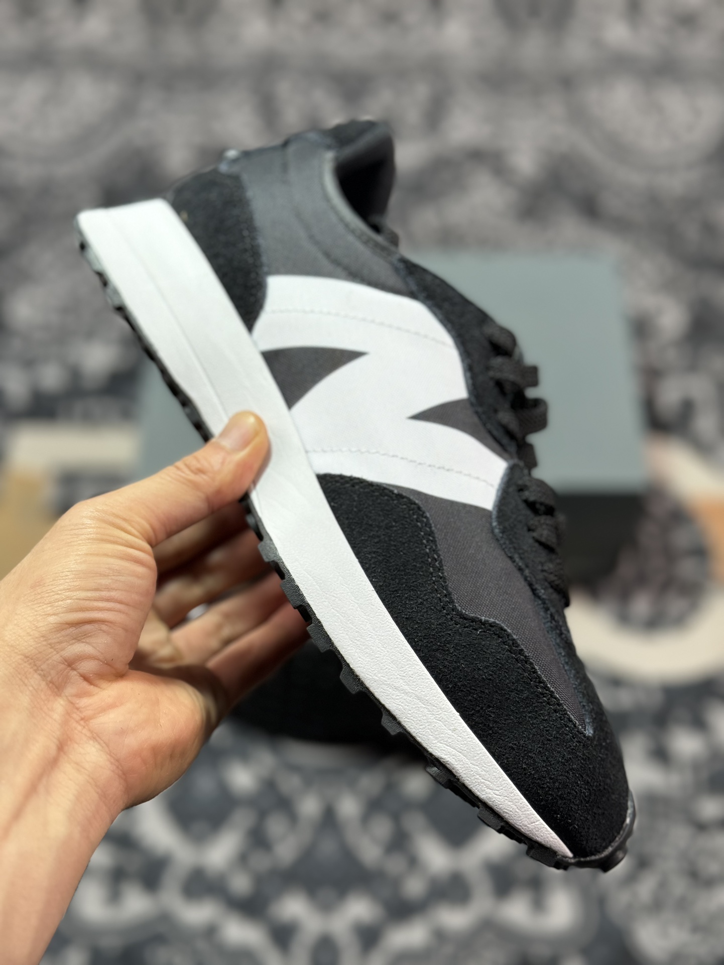 200 新百伦New Balance MS327系列低帮复古休闲运动慢跑鞋“黑白蓝标”MS327CPG