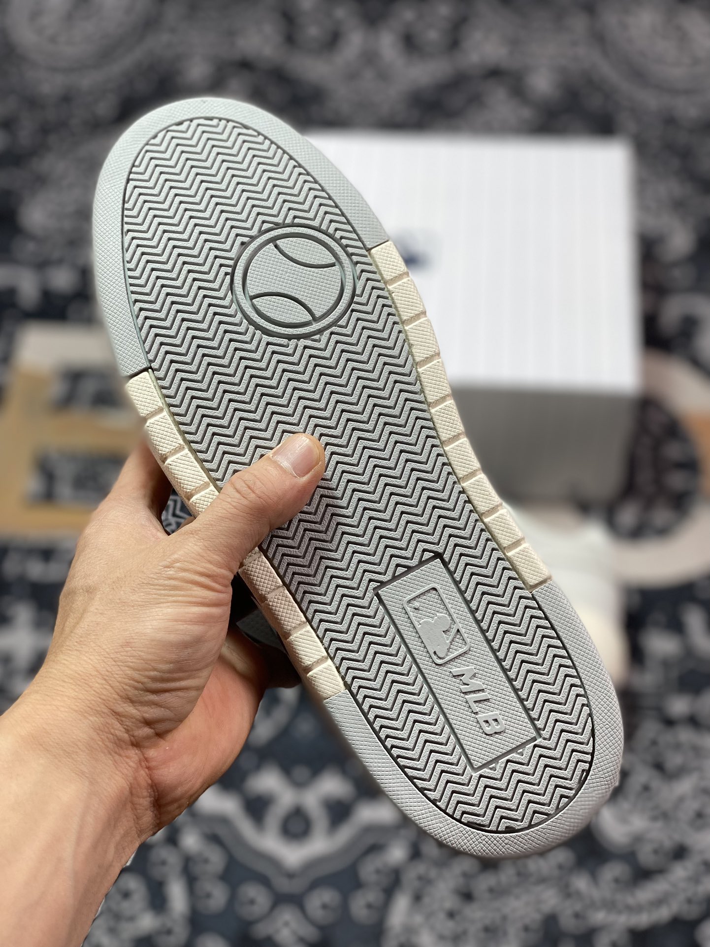 New York Yankees x MLB Chunky Liner Low Senior Shoes Series Low-top Jogging Shoes ”Leather Smoke Gray White Black NY Print 3M Reflective Edge” 3ASXCA12N-50GRL