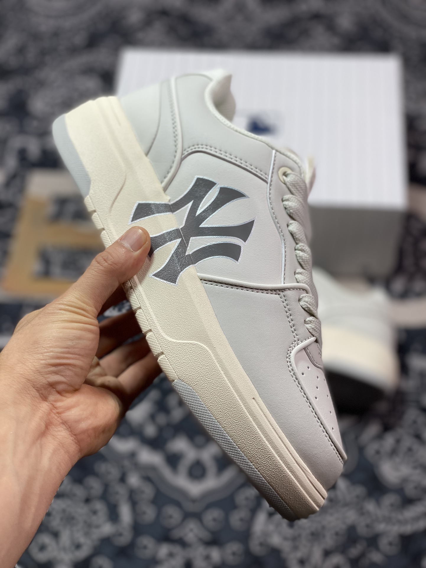 New York Yankees x MLB Chunky Liner Low Senior Shoes Series Low-top Jogging Shoes ”Leather Smoke Gray White Black NY Print 3M Reflective Edge” 3ASXCA12N-50GRL