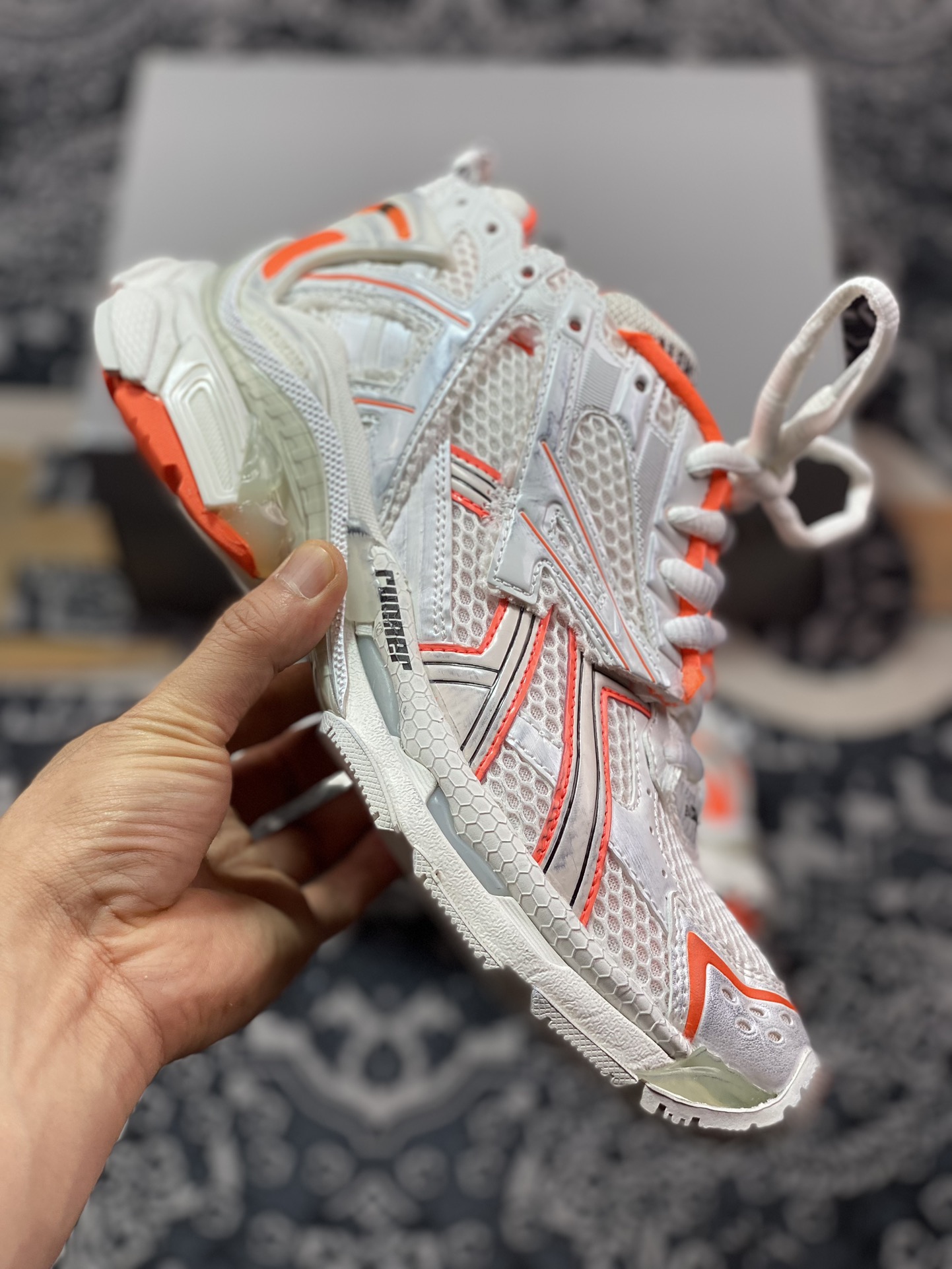 500 巴黎世家BALENCIAGA Runner Sneaker”White/DRed”慢跑“解构破坏白橘做旧”677402 W3RBM9770 RUNNER