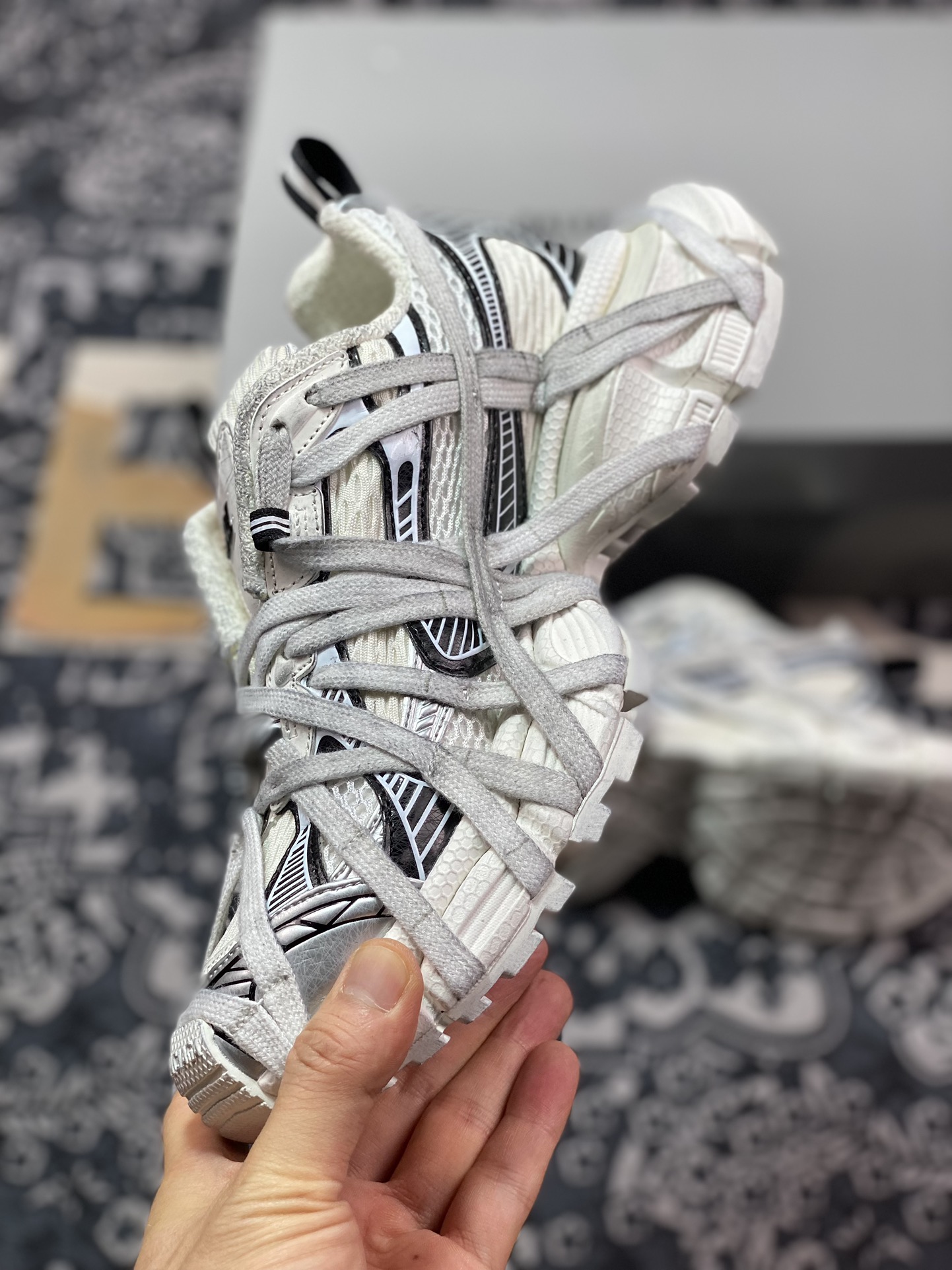 480 巴黎世家BALENCIAGA 3XL Extreme Lace Sneakers 3+系列低帮慢跑鞋“网织白黑绑绳木乃伊”778698 W3XLL 0310