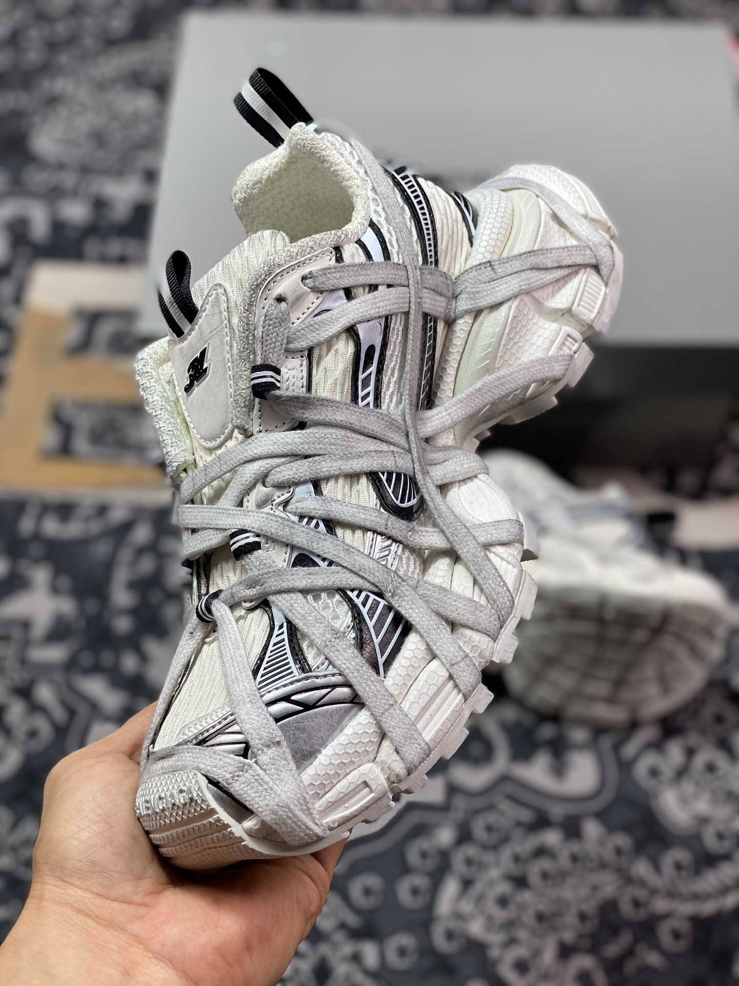 480 巴黎世家BALENCIAGA 3XL Extreme Lace Sneakers 3+系列低帮慢跑鞋“网织白黑绑绳木乃伊”778698 W3XLL 0310