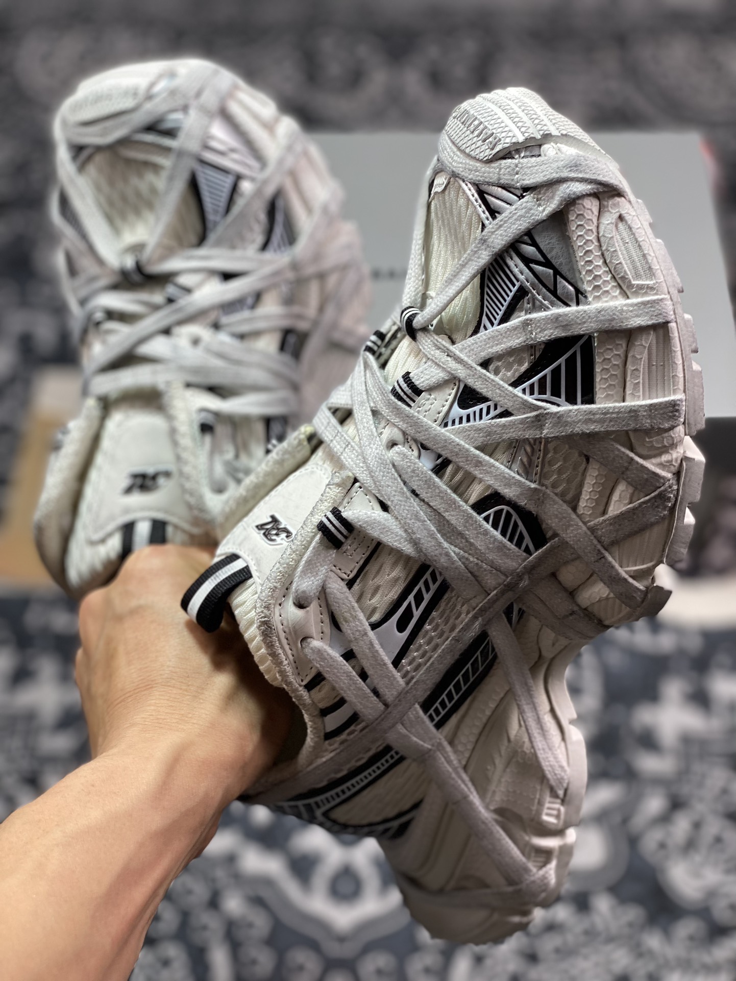 480 巴黎世家BALENCIAGA 3XL Extreme Lace Sneakers 3+系列低帮慢跑鞋“网织白黑绑绳木乃伊”778698 W3XLL 0310