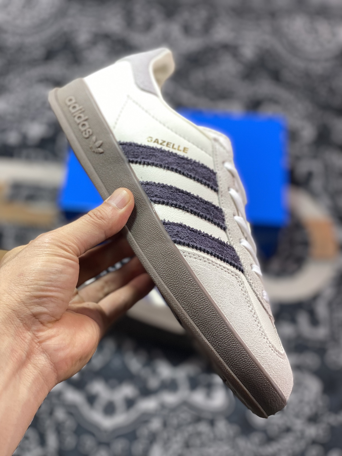 240 Emmi x Adidas Gazelle Indoor Trainers 羚羊内训系列低帮板鞋“联名燕麦米白藏蓝焦糖底”IH8548