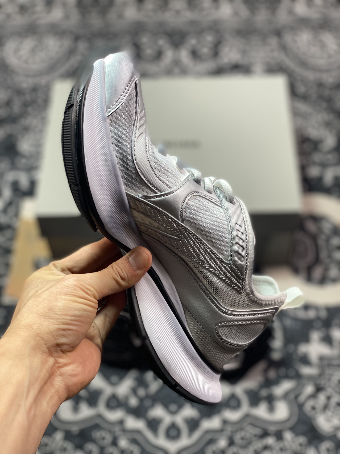 400 BALENCIAGA Circuit Sneakers 环道系列低帮复古慢跑鞋“网织银白黑LOGO”793944 WFLGY 9100