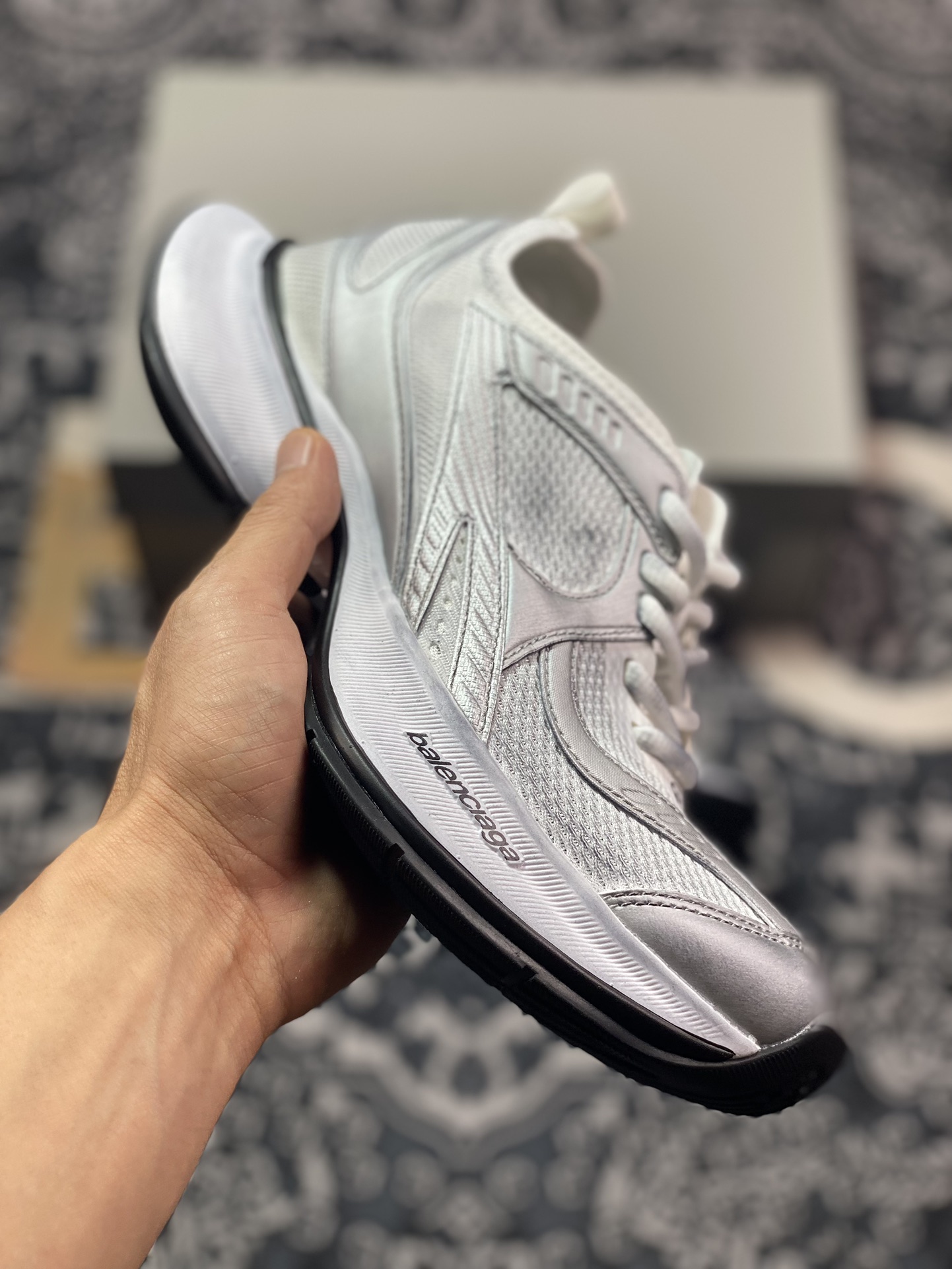 400 BALENCIAGA Circuit Sneakers 环道系列低帮复古慢跑鞋“网织银白黑LOGO”793944 WFLGY 9100