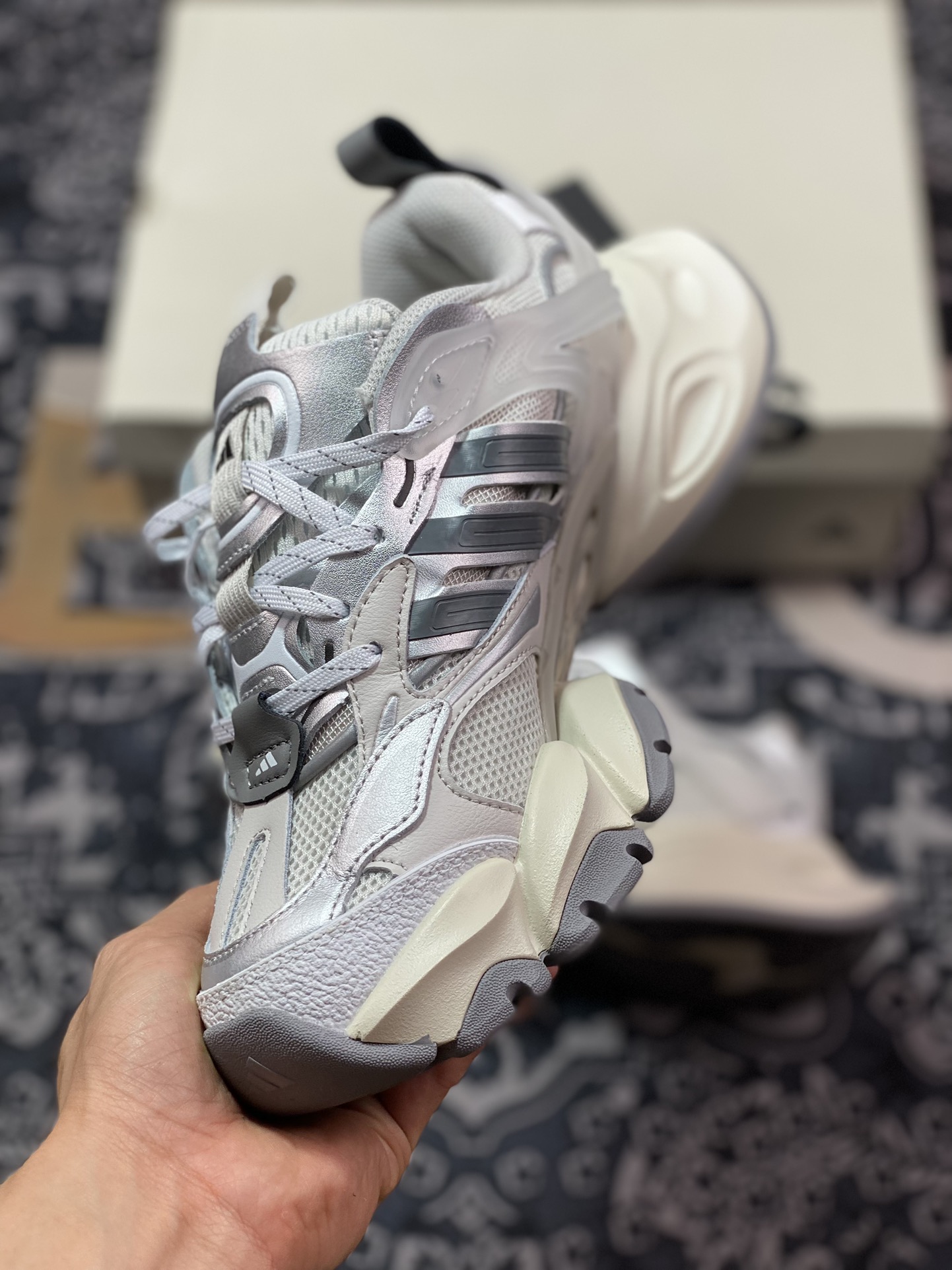 260 阿迪达斯Adidas XLG Runner Deluxe 跑步者豪华版系列低帮慢跑鞋“银白深灰”JP5761