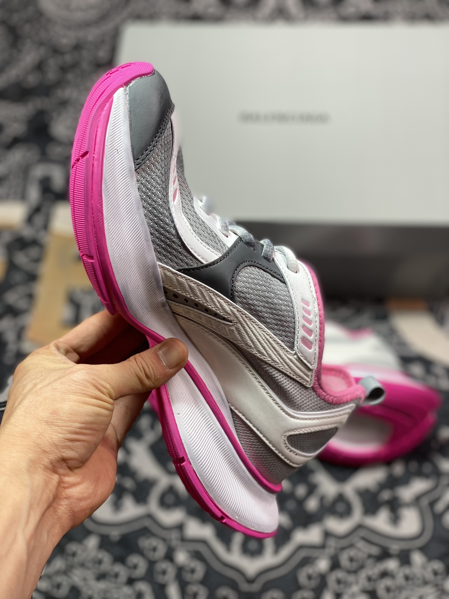 400 BALENCIAGA Circuit Sneakers 环道系列低帮慢跑鞋“网织白灰玫瑰粉”793944 WFLGY 0315