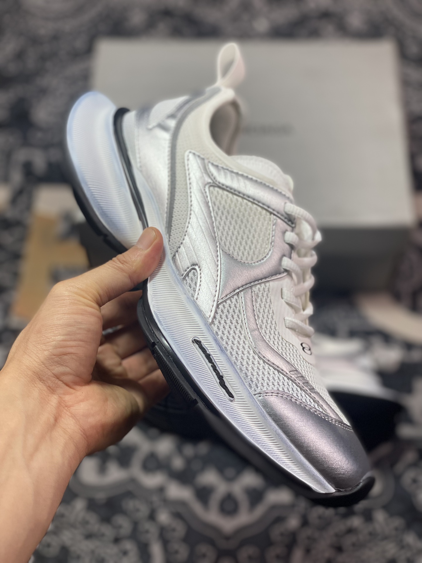 280 巴黎世家BALENCIAGA Circuit Sneakers 环道系列低帮复古慢跑鞋“网织银白黑LOGO做旧”793944 WFLGY 9100