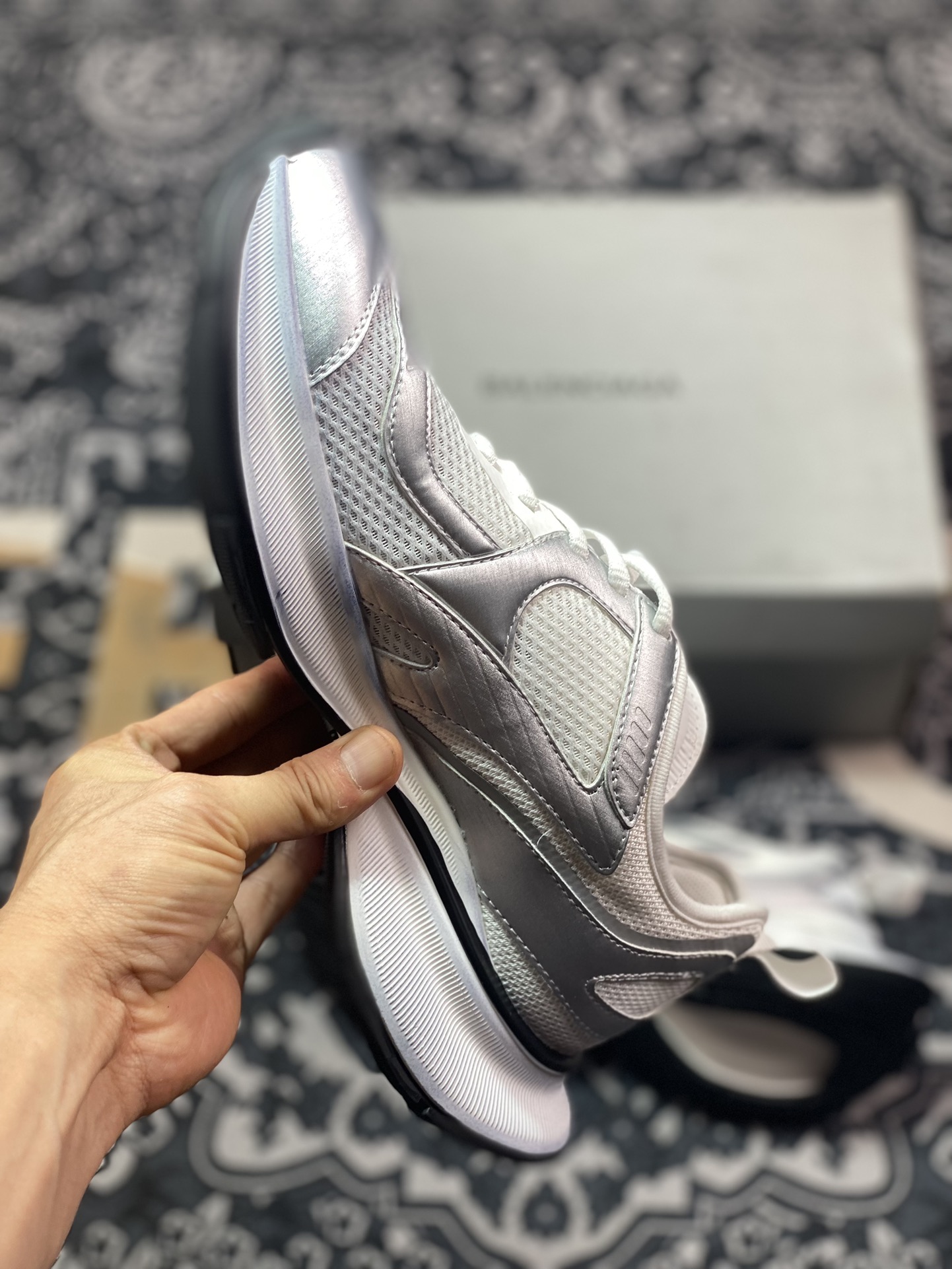 280 巴黎世家BALENCIAGA Circuit Sneakers 环道系列低帮复古慢跑鞋“网织银白黑LOGO做旧”793944 WFLGY 9100