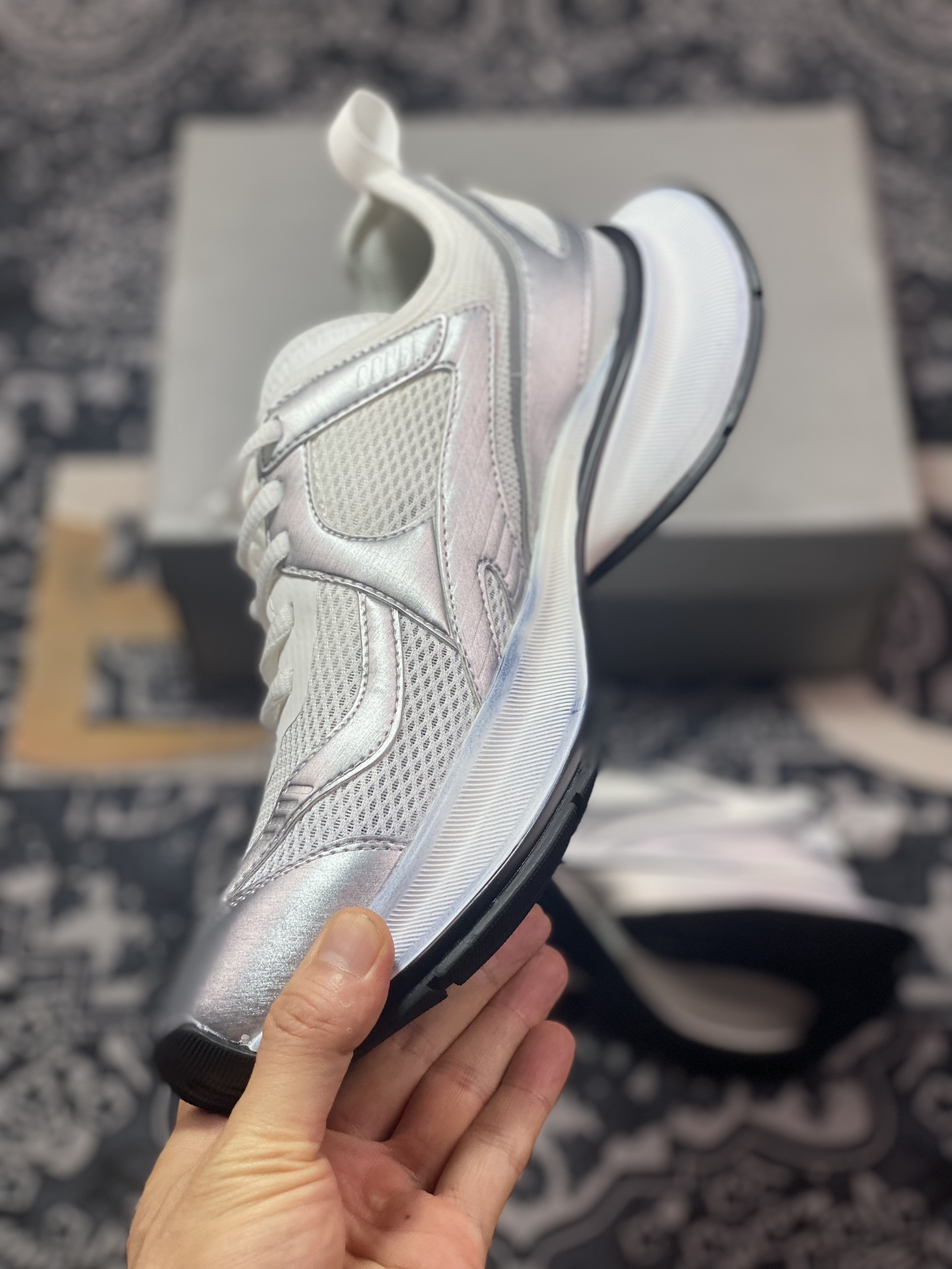 280 巴黎世家BALENCIAGA Circuit Sneakers 环道系列低帮复古慢跑鞋“网织银白黑LOGO做旧”793944 WFLGY 9100