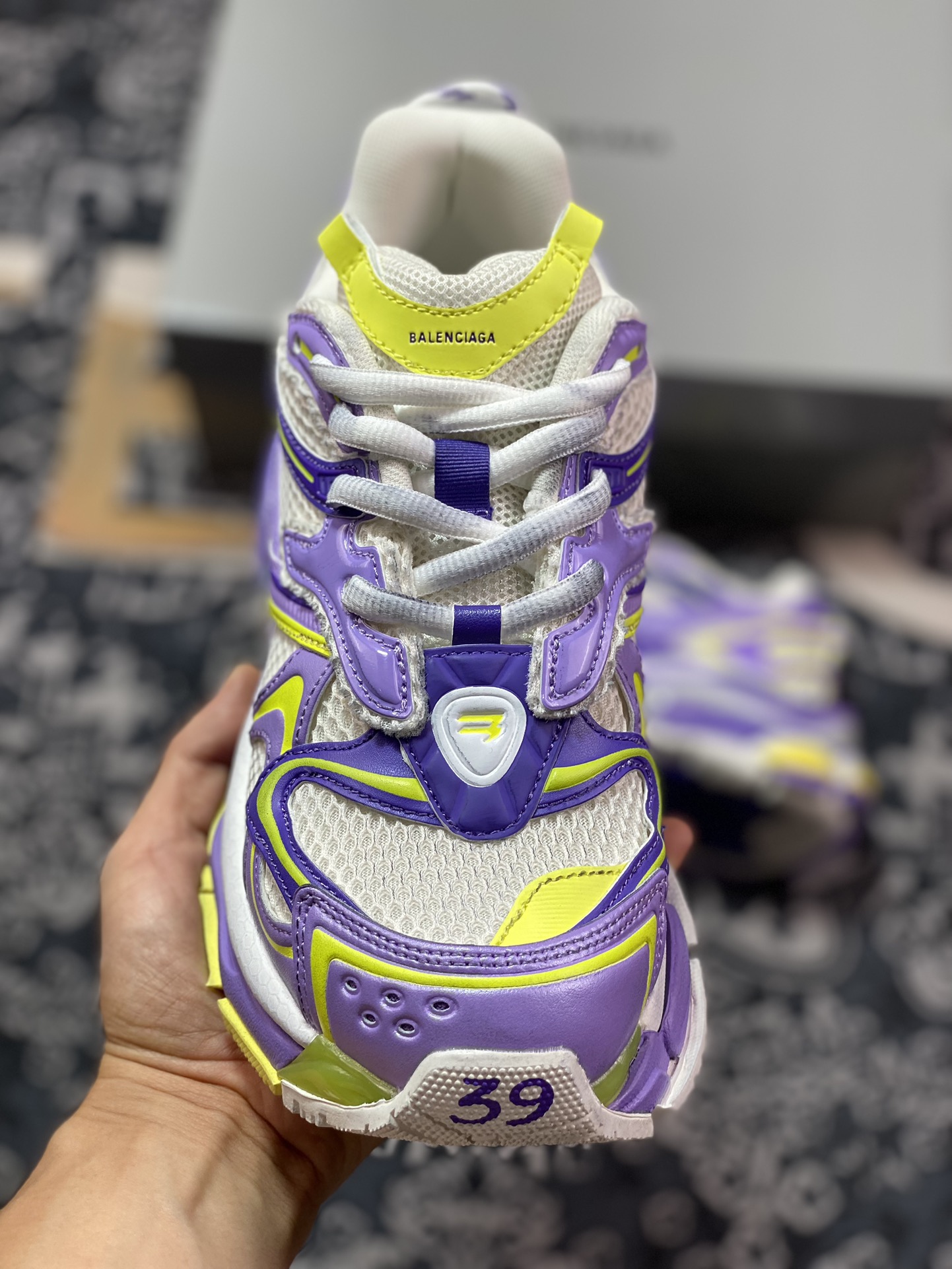 500 巴黎世家BALENCIAGA Runner Sneaker 3.0慢跑系列低帮慢跑鞋“解构破坏香芋紫白荧光黄3.0”779066 W3RXP 9570