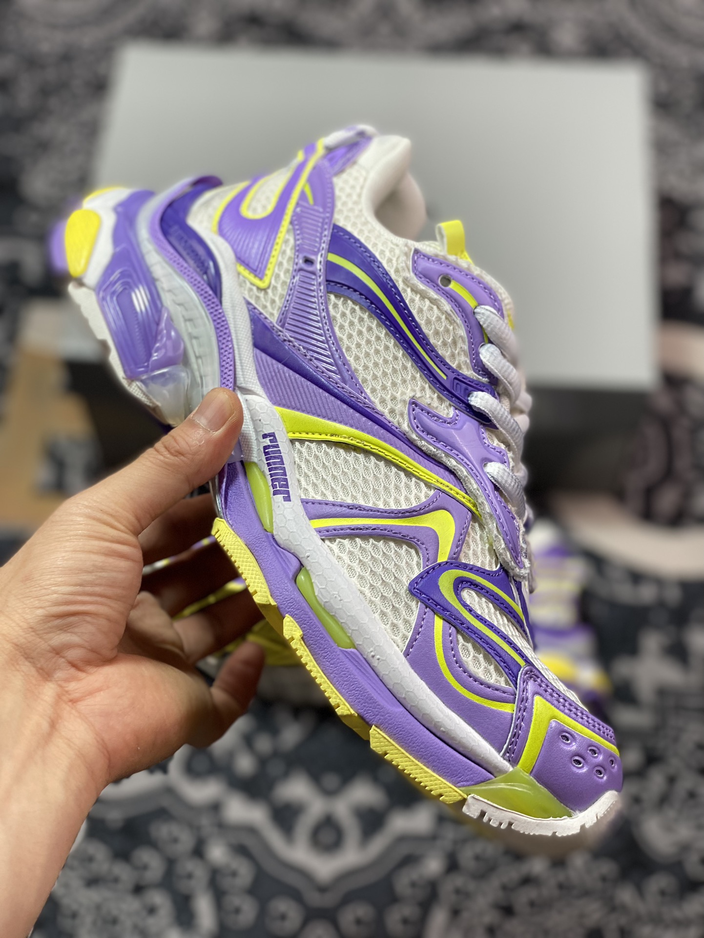 500 巴黎世家BALENCIAGA Runner Sneaker 3.0慢跑系列低帮慢跑鞋“解构破坏香芋紫白荧光黄3.0”779066 W3RXP 9570