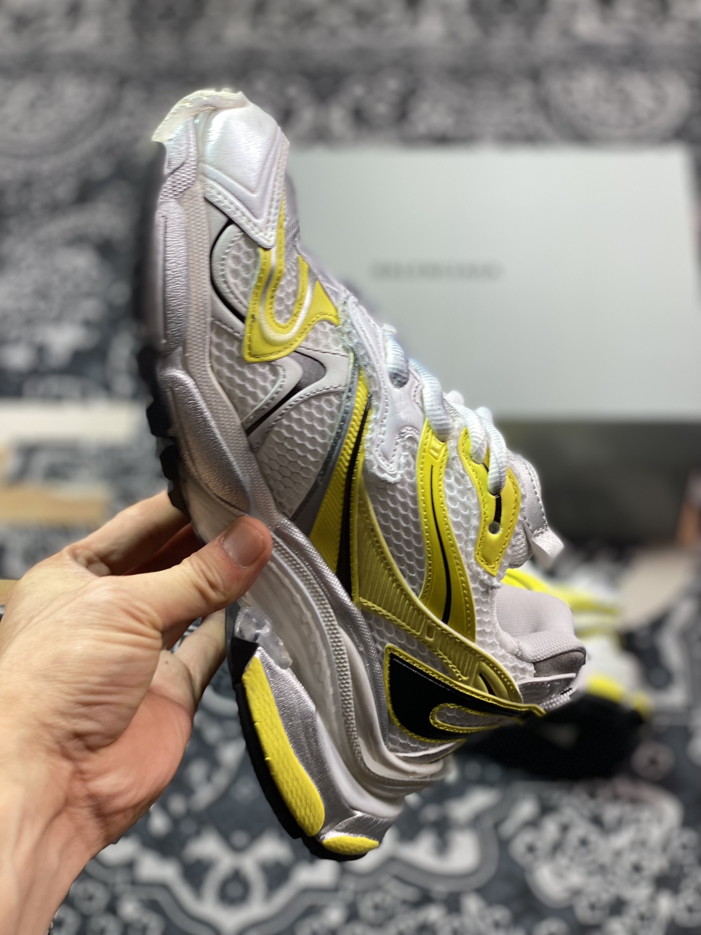 500 巴黎世家BALENCIAGA Runner Sneaker 3.0慢跑系列低帮慢跑鞋“解构破坏白黑浅黄3.0”779064 W3RXP 9710