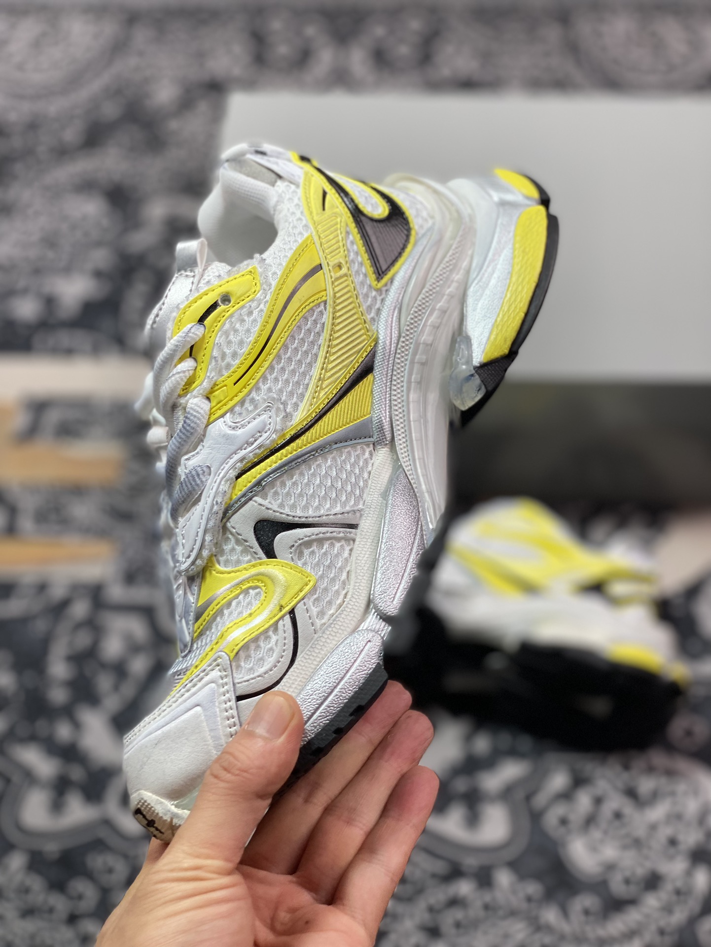 500 巴黎世家BALENCIAGA Runner Sneaker 3.0慢跑系列低帮慢跑鞋“解构破坏白黑浅黄3.0”779064 W3RXP 9710