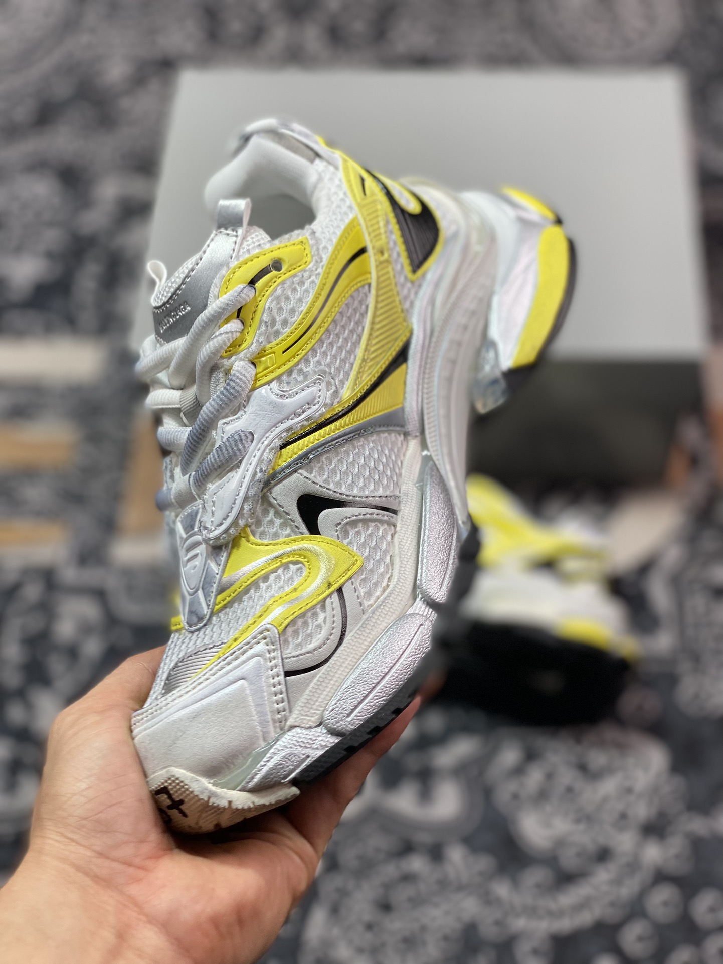 500 巴黎世家BALENCIAGA Runner Sneaker 3.0慢跑系列低帮慢跑鞋“解构破坏白黑浅黄3.0”779064 W3RXP 9710