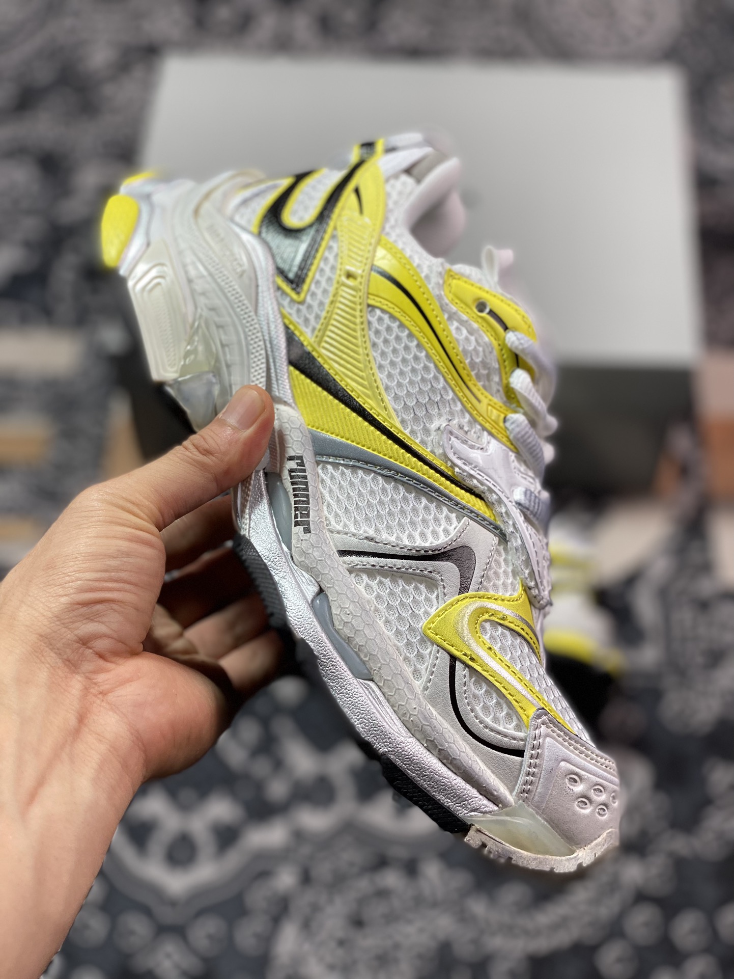 500 巴黎世家BALENCIAGA Runner Sneaker 3.0慢跑系列低帮慢跑鞋“解构破坏白黑浅黄3.0”779064 W3RXP 9710