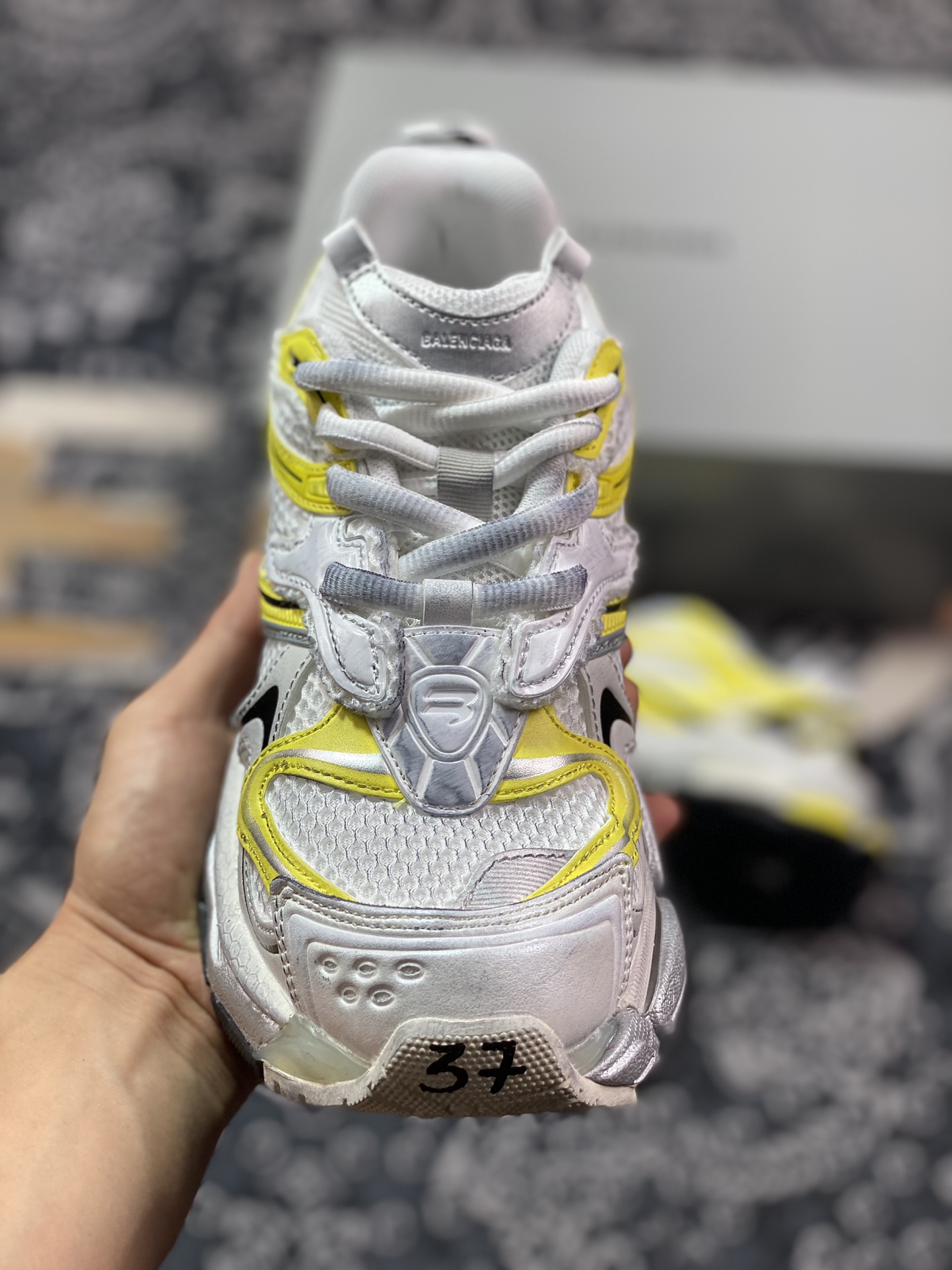 500 巴黎世家BALENCIAGA Runner Sneaker 3.0慢跑系列低帮慢跑鞋“解构破坏白黑浅黄3.0”779064 W3RXP 9710