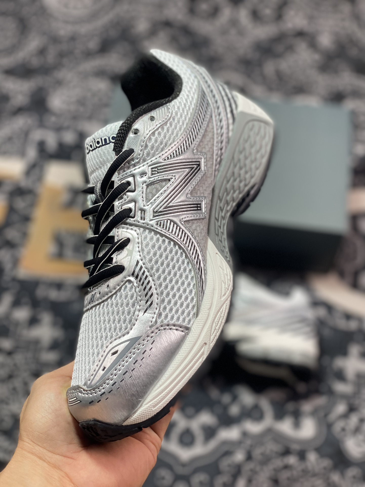 220 新百伦New Balance ML860V2系列低帮经典慢跑鞋“银灰浅灰白”ML860GB2