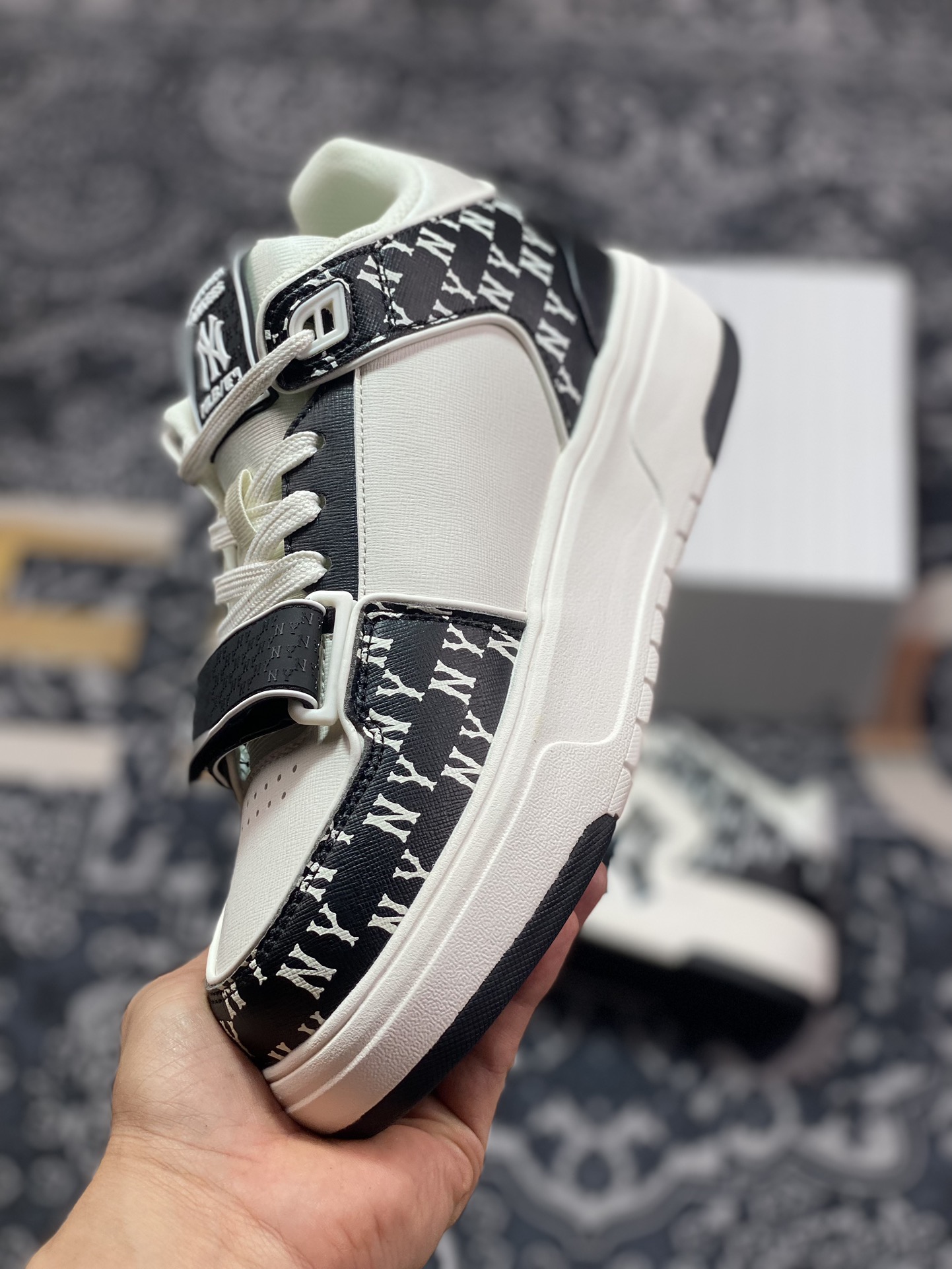 New York Yankees x MLB Chunky Liner Basic Mid 学长鞋板鞋“魔术贴米白黑NY大标印面”3ASXLM13N-GP002C