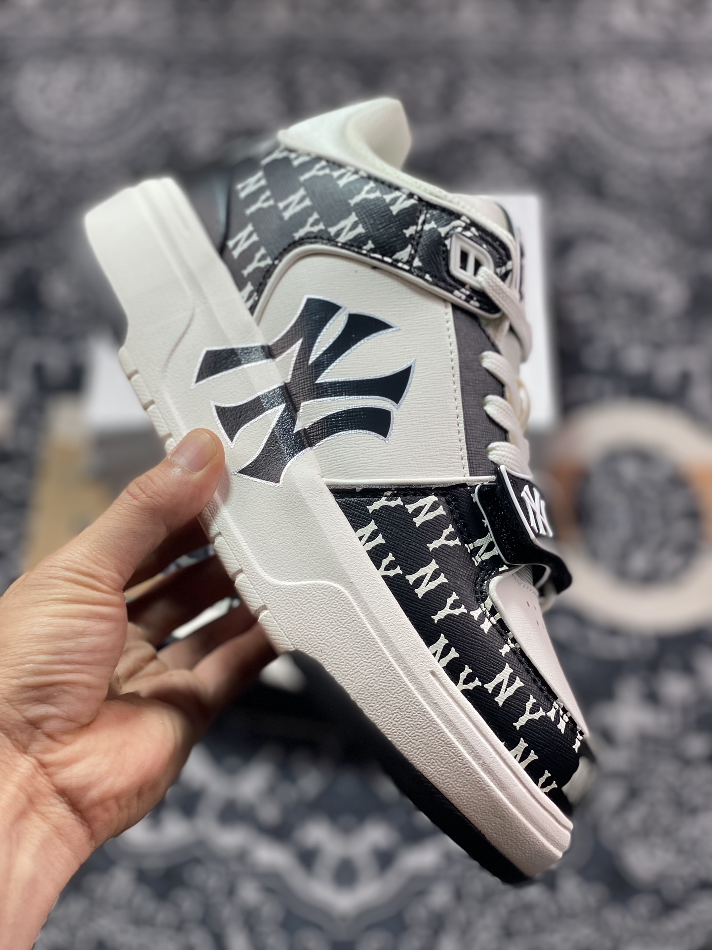 New York Yankees x MLB Chunky Liner Basic Mid 学长鞋板鞋“魔术贴米白黑NY大标印面”3ASXLM13N-GP002C